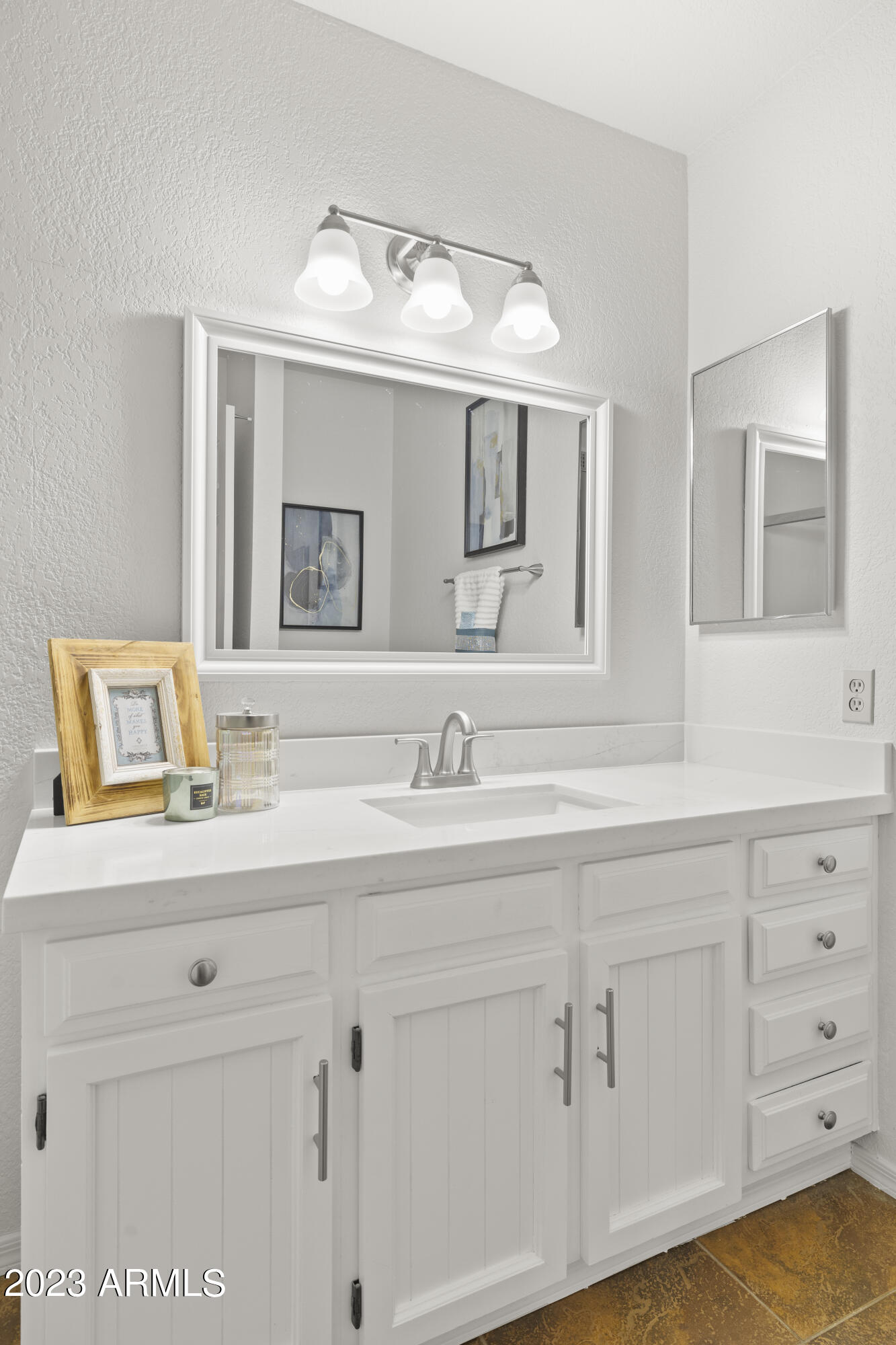 6330 E HILLVIEW Street