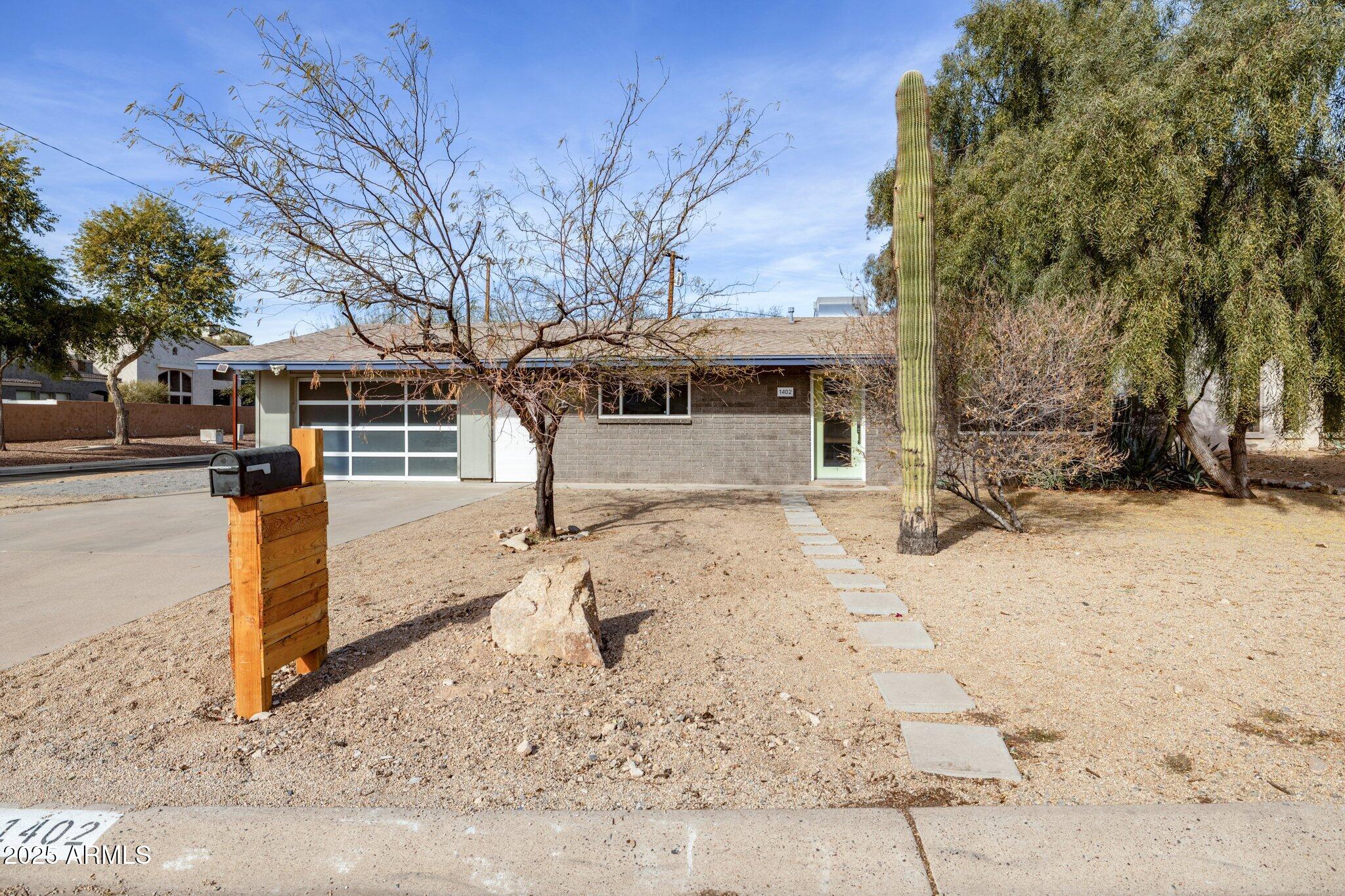 1402 E ROYAL PALM Road