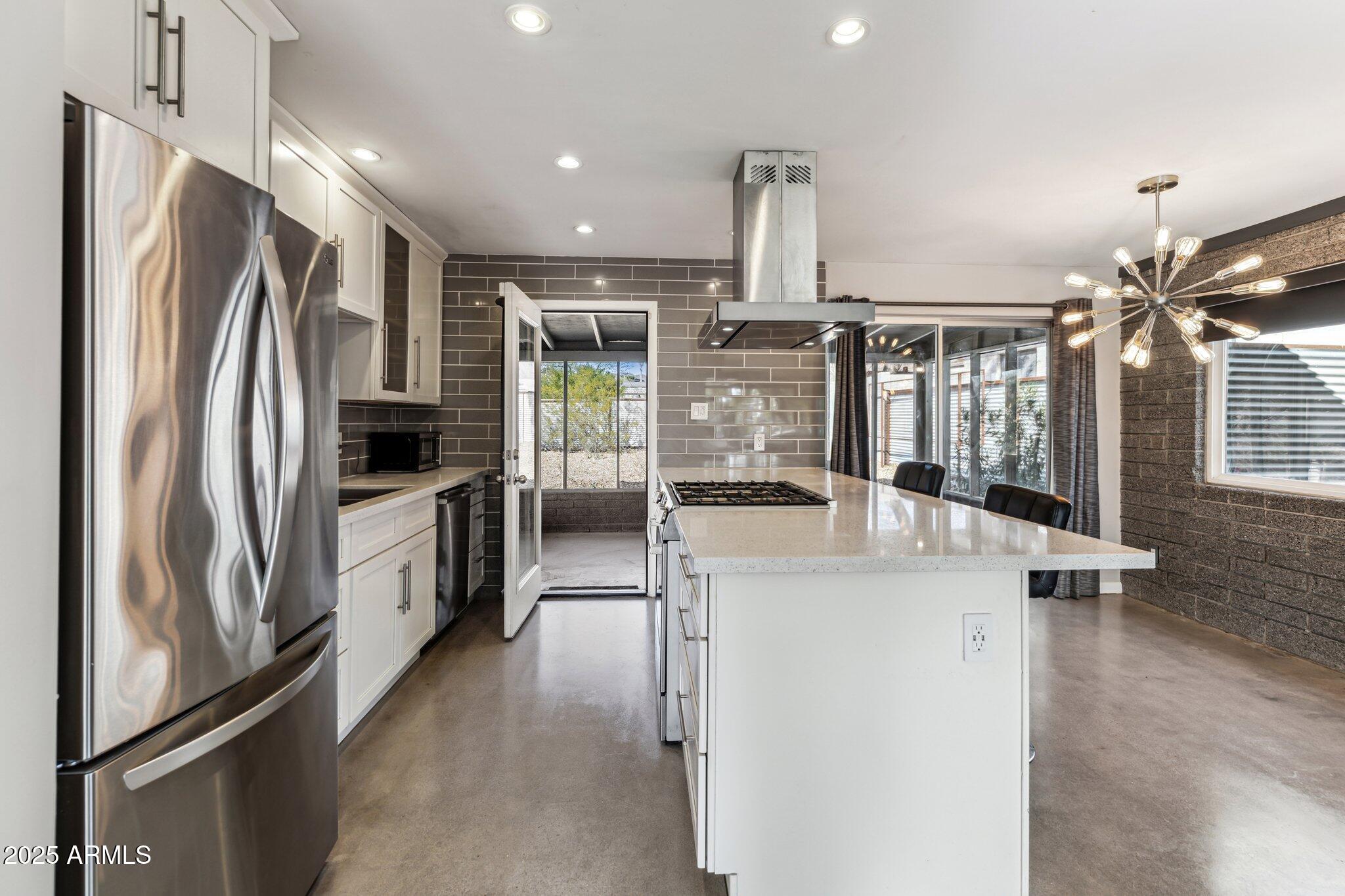 1402 E ROYAL PALM Road