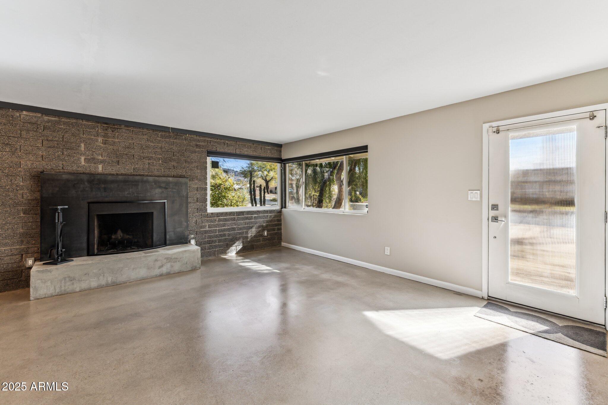 1402 E ROYAL PALM Road