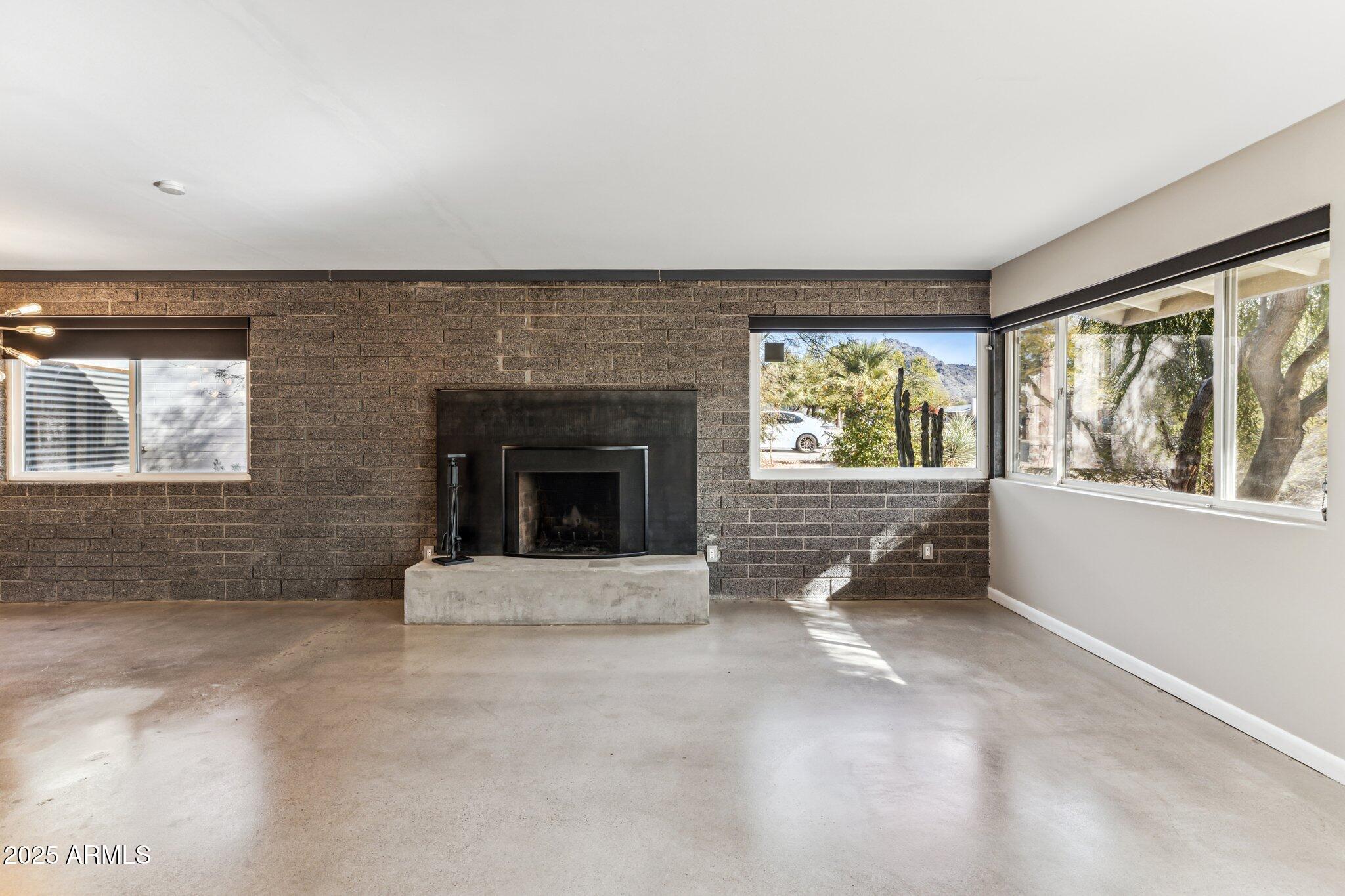 1402 E ROYAL PALM Road