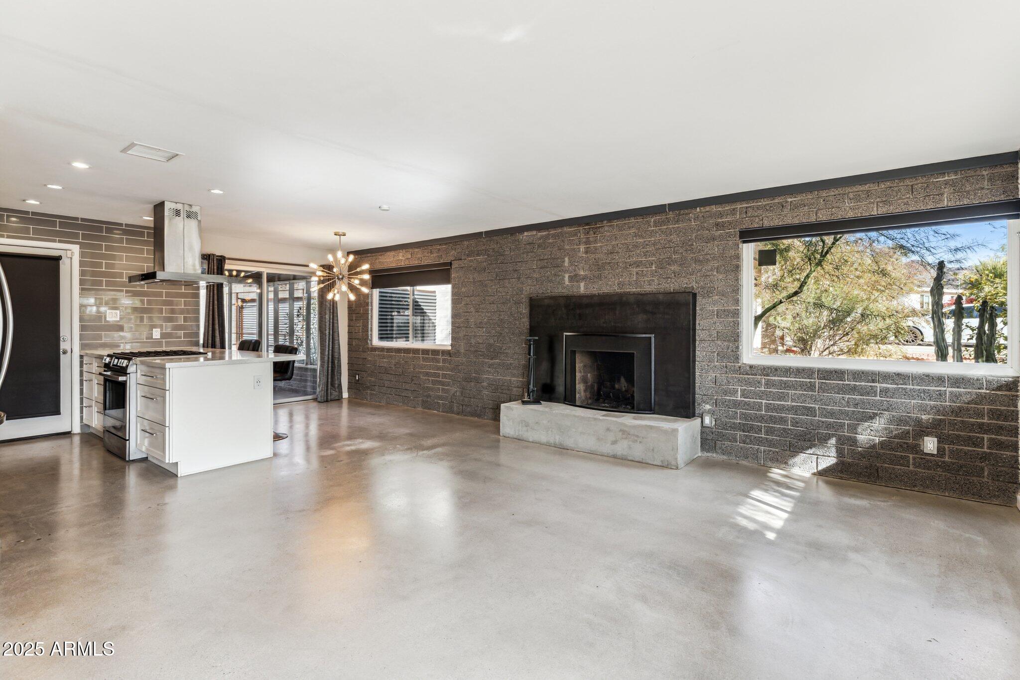 1402 E ROYAL PALM Road