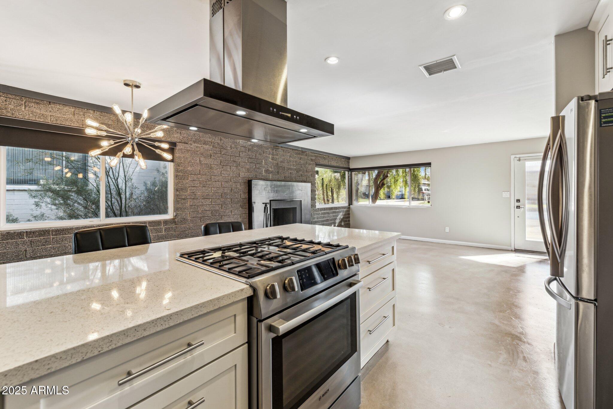 1402 E ROYAL PALM Road