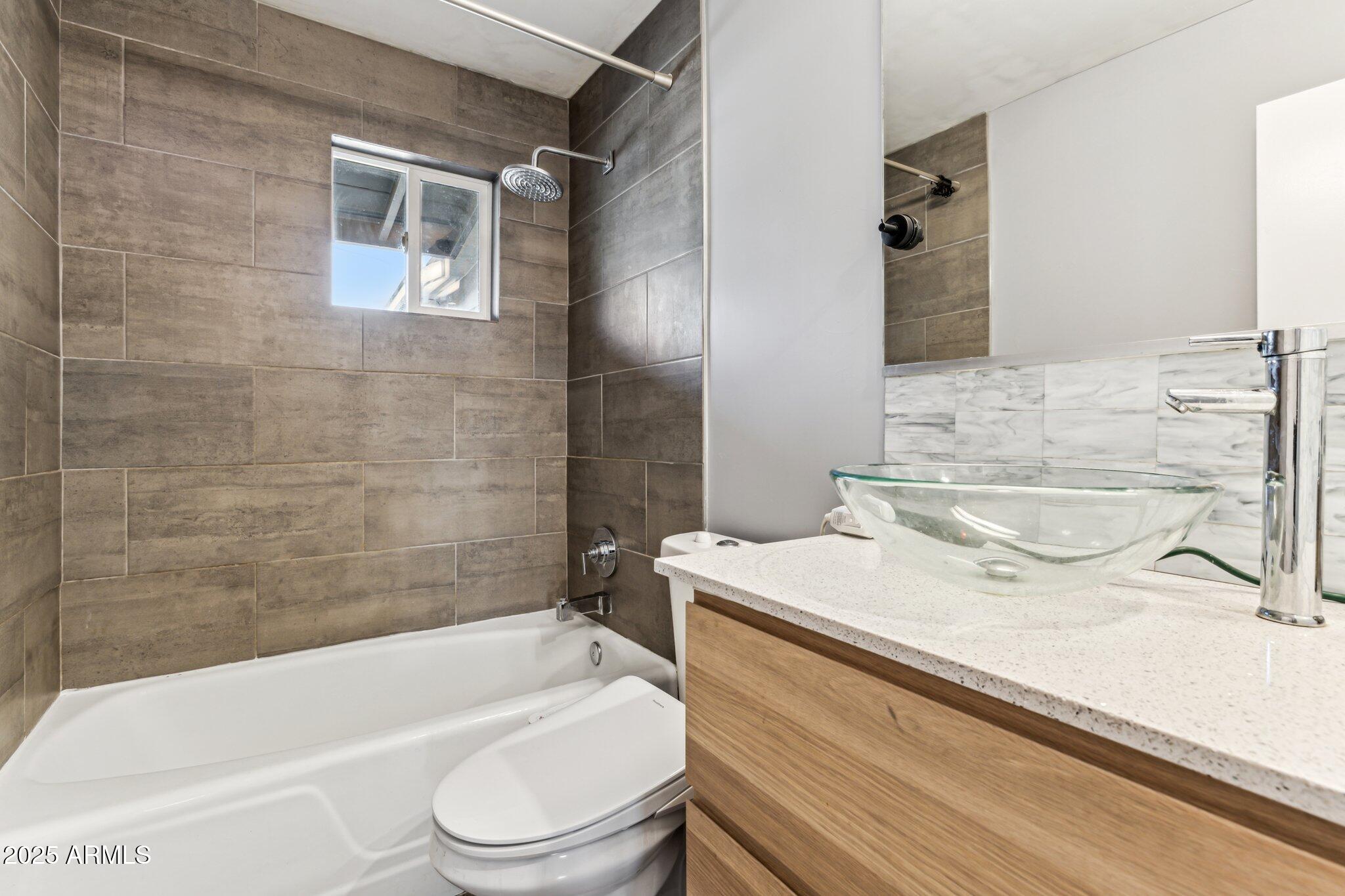 1402 E ROYAL PALM Road