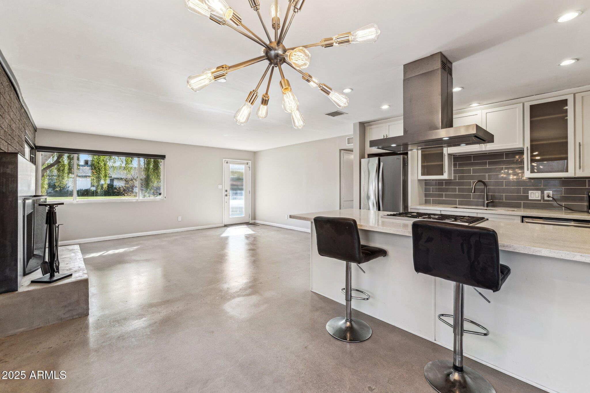 1402 E ROYAL PALM Road