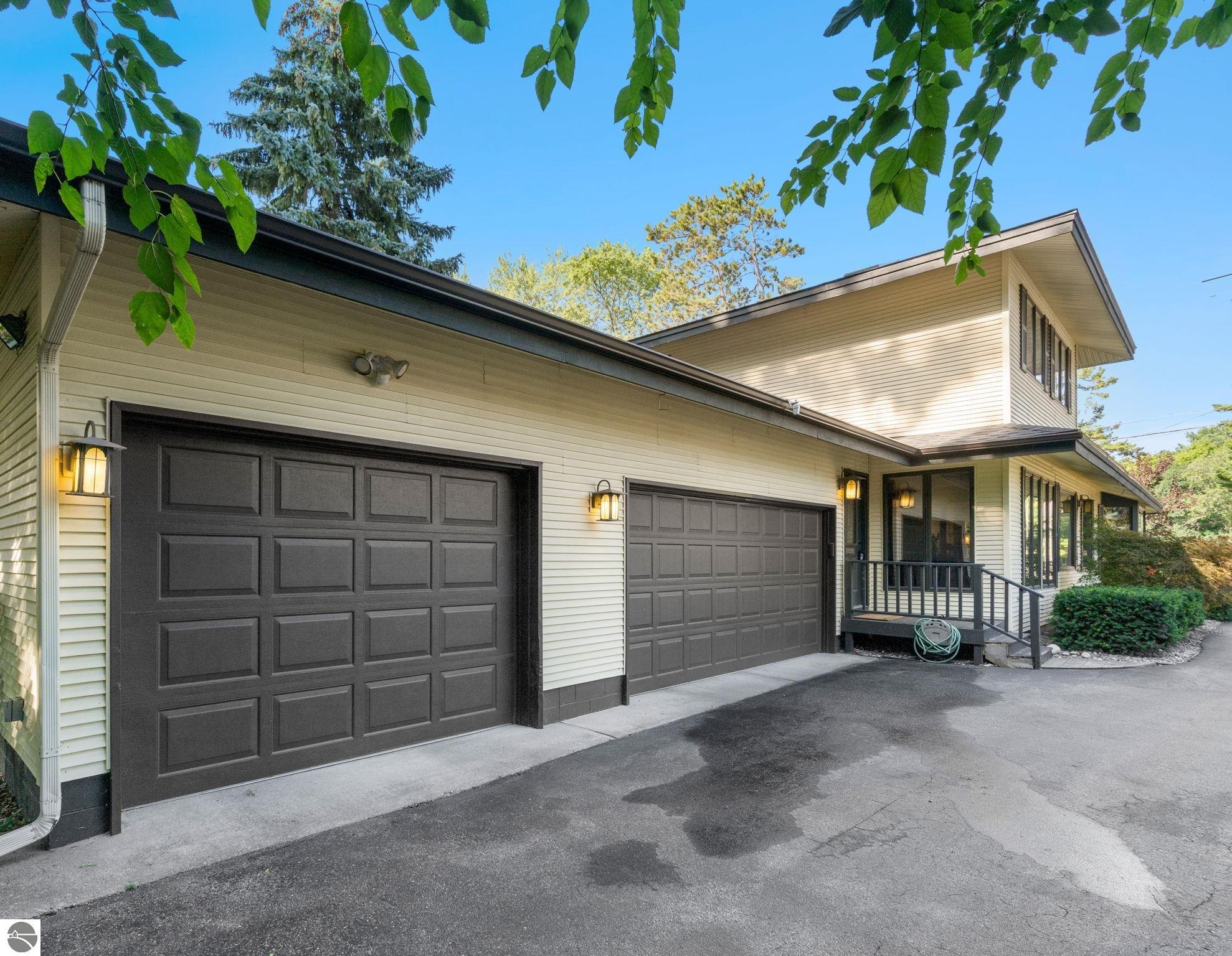 1100 Peninsula Drive