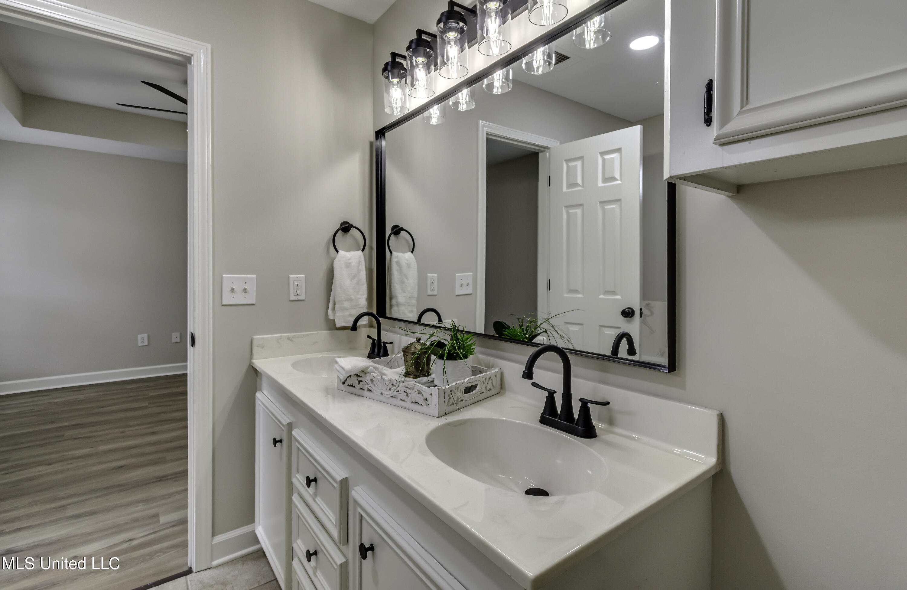 404 White Oak Cove