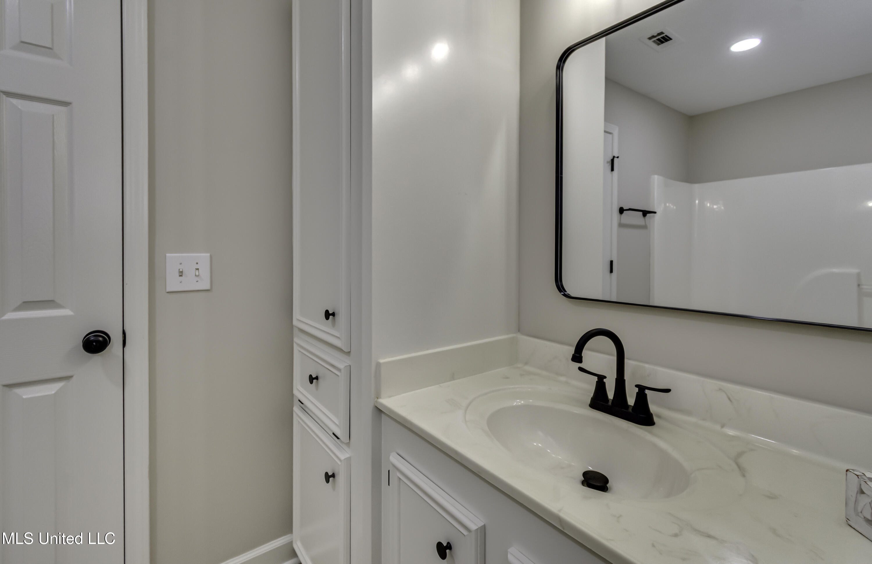 404 White Oak Cove