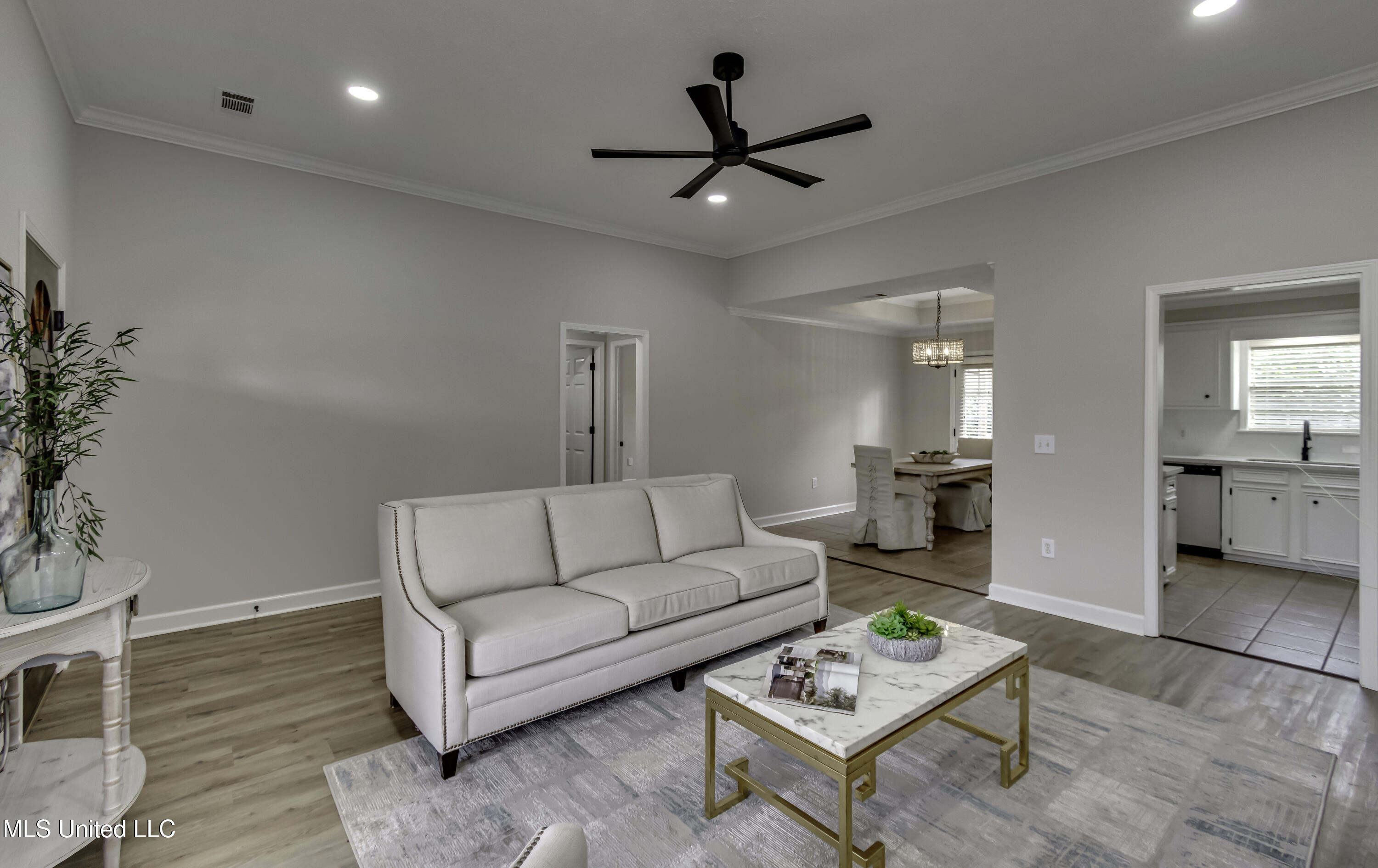 404 White Oak Cove