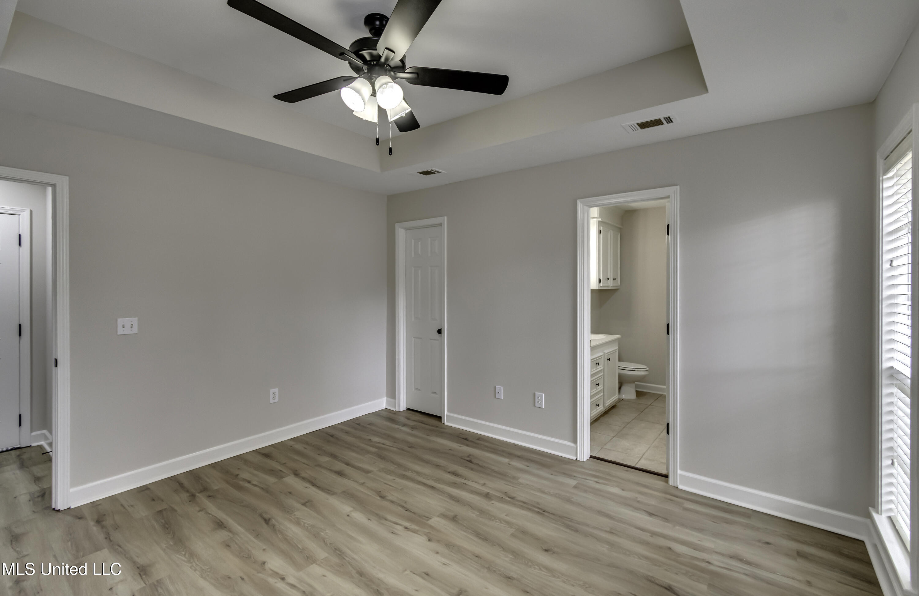 404 White Oak Cove