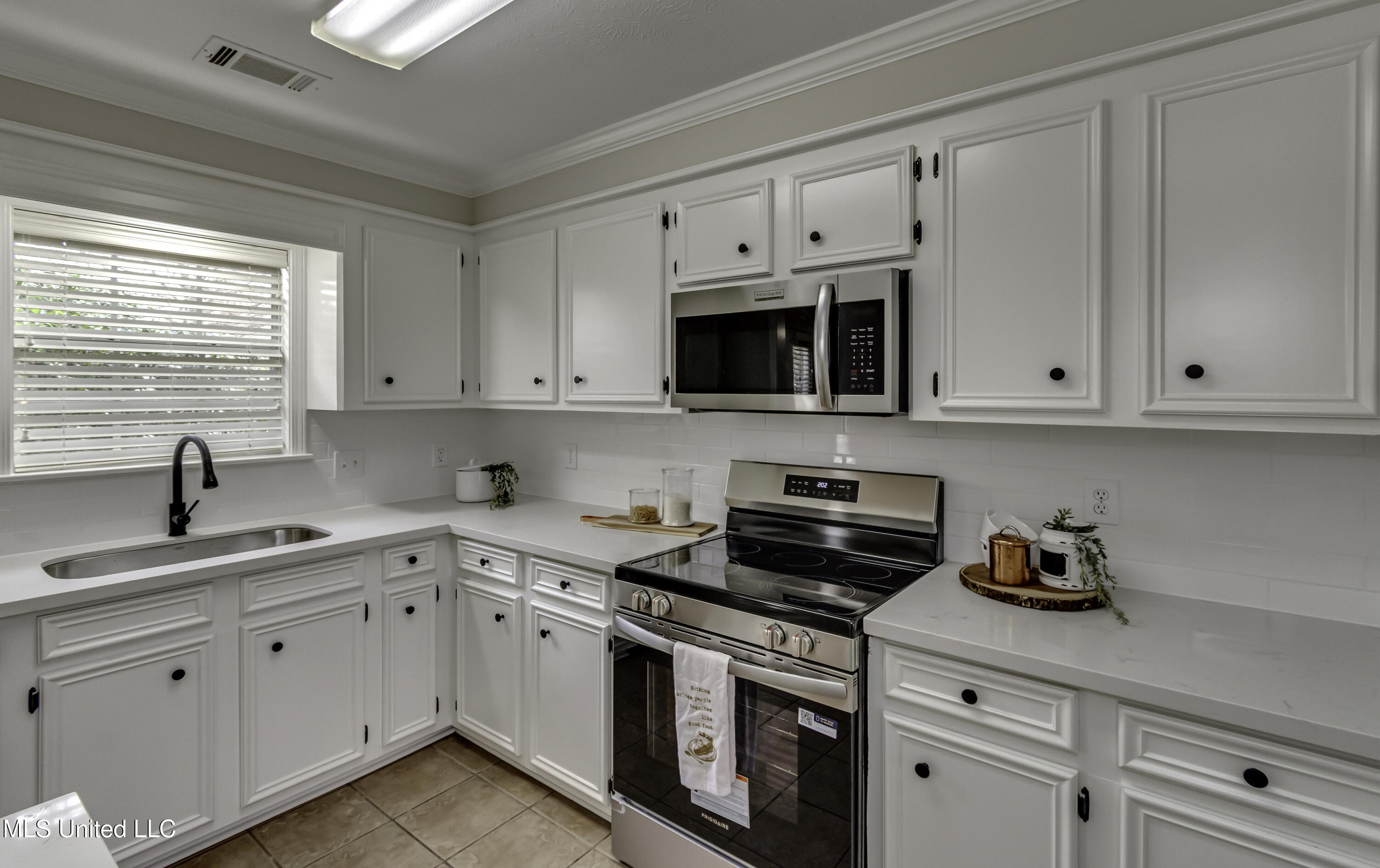 404 White Oak Cove