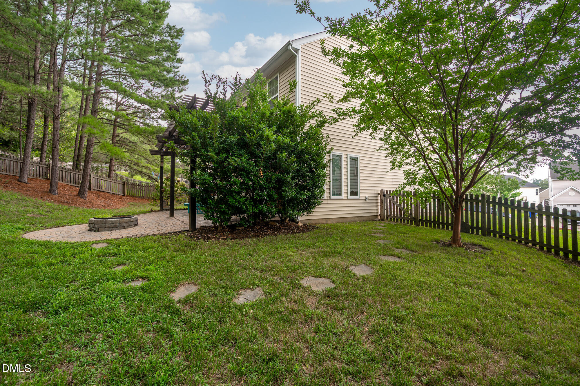 908 Woodside Park Lane