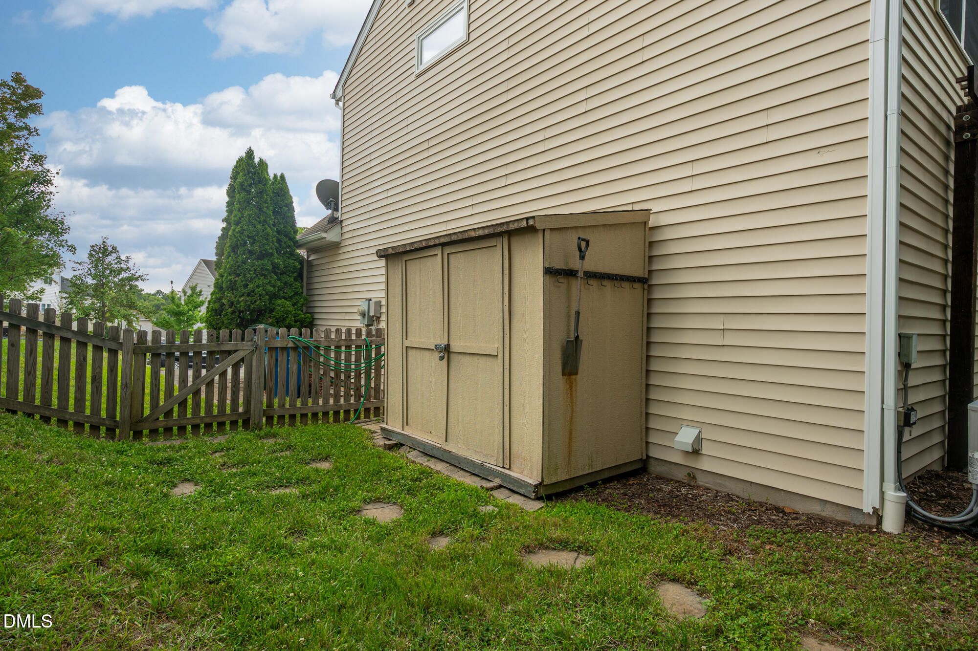 908 Woodside Park Lane