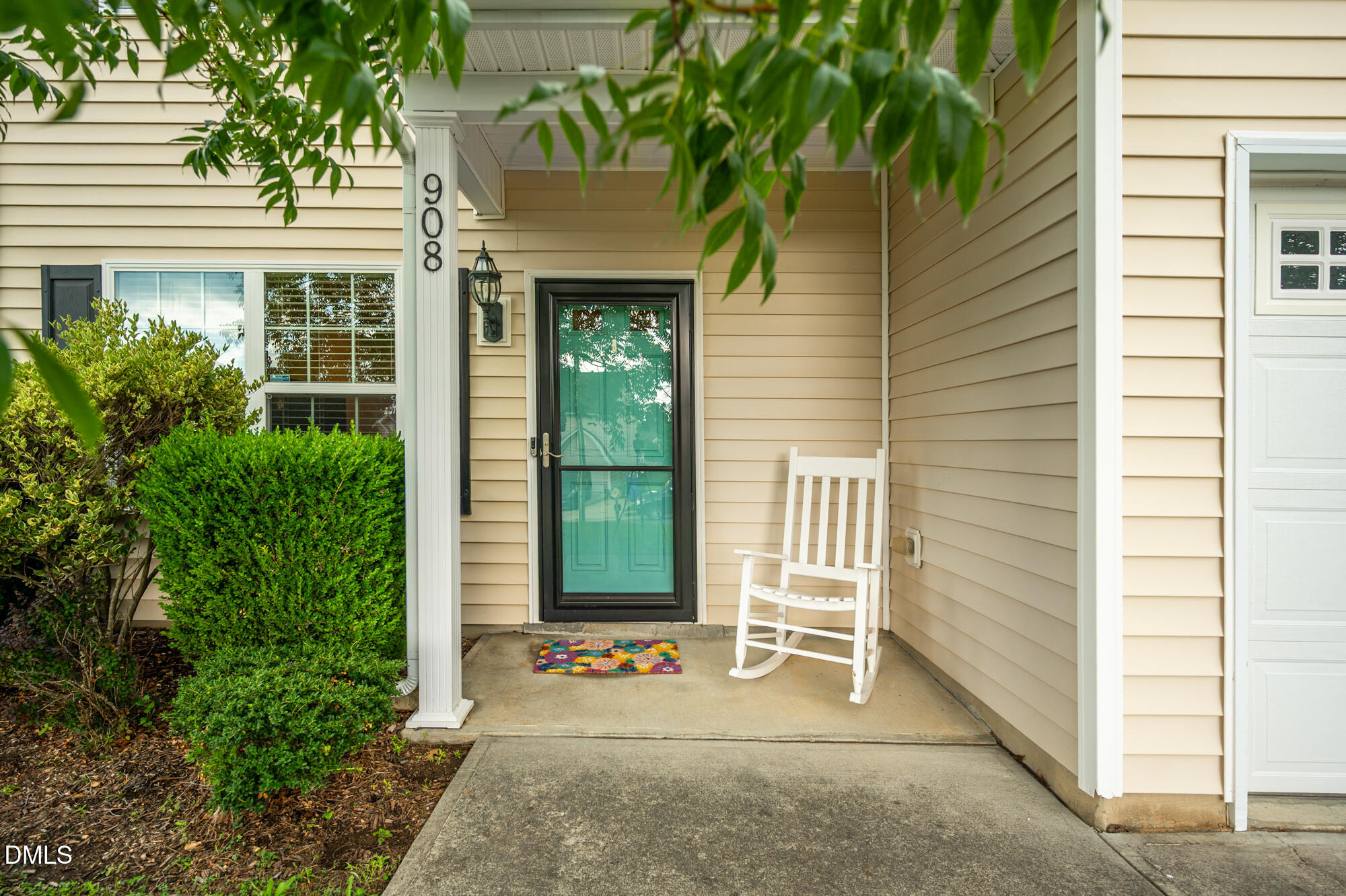 908 Woodside Park Lane