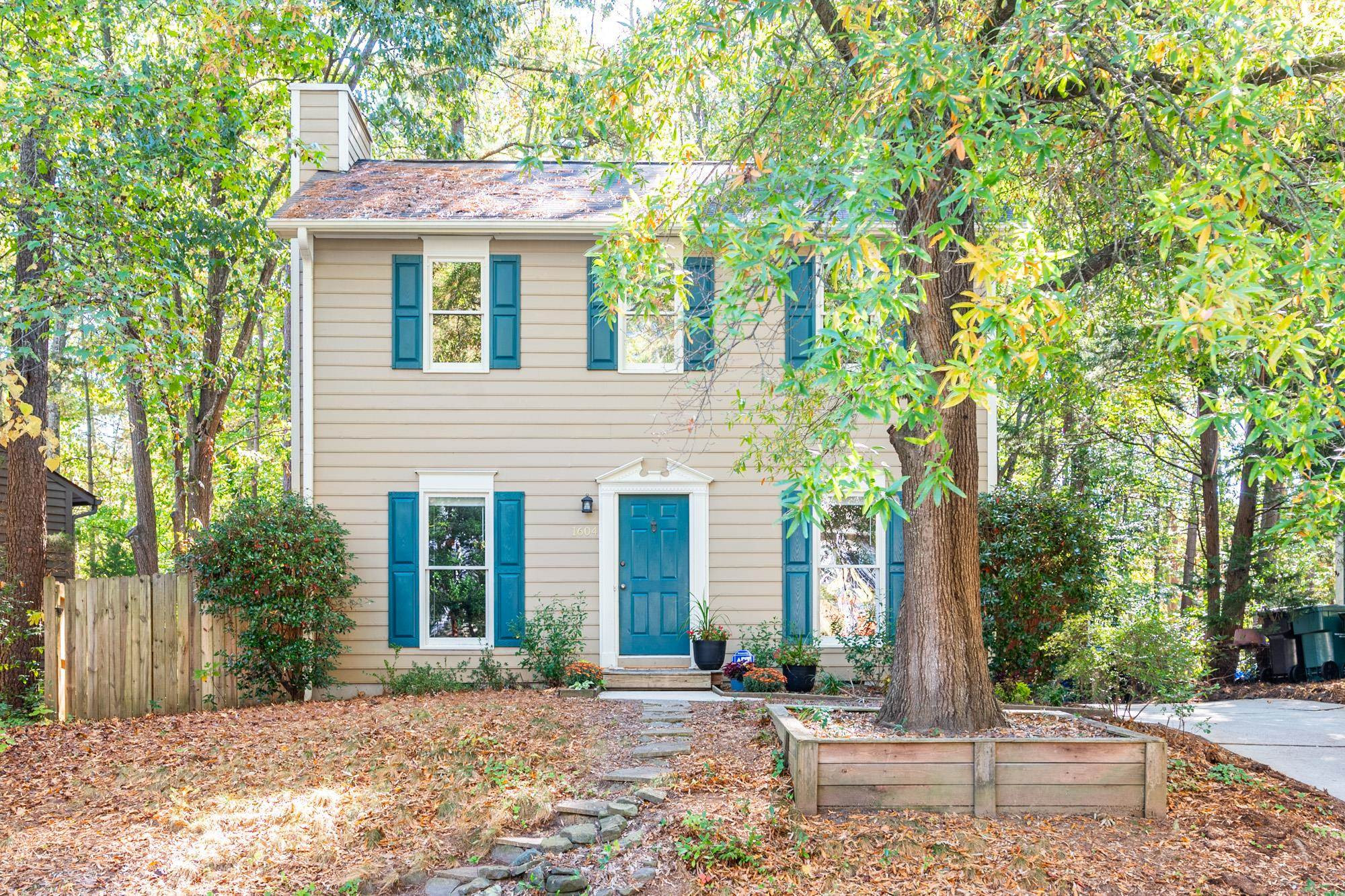 1604 Valley Run