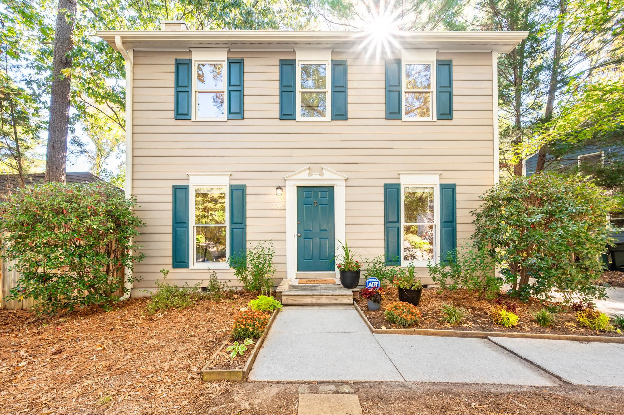 1604 Valley Run
