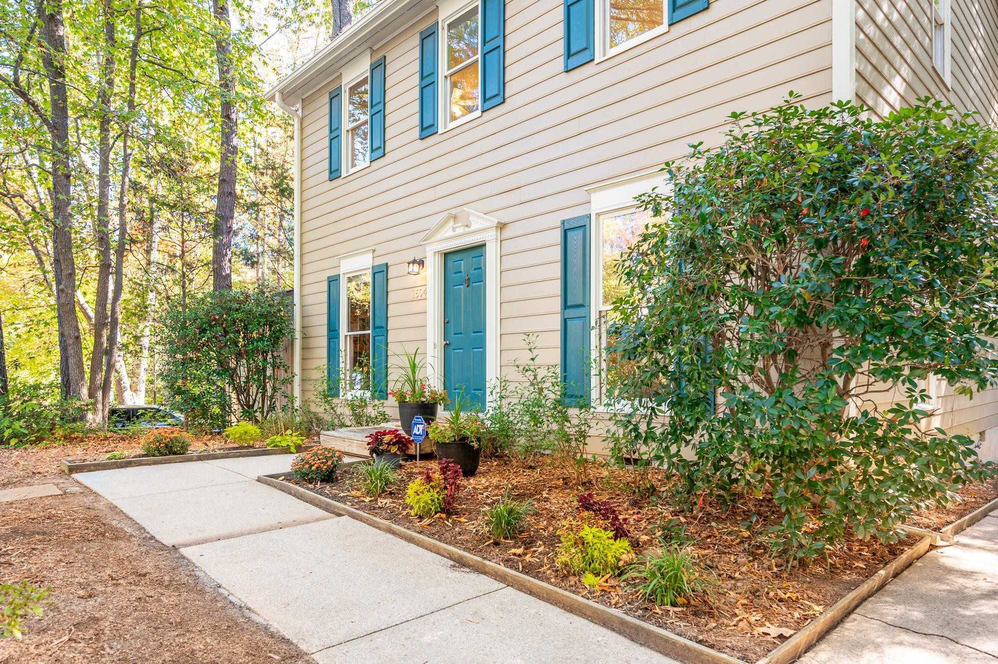 1604 Valley Run