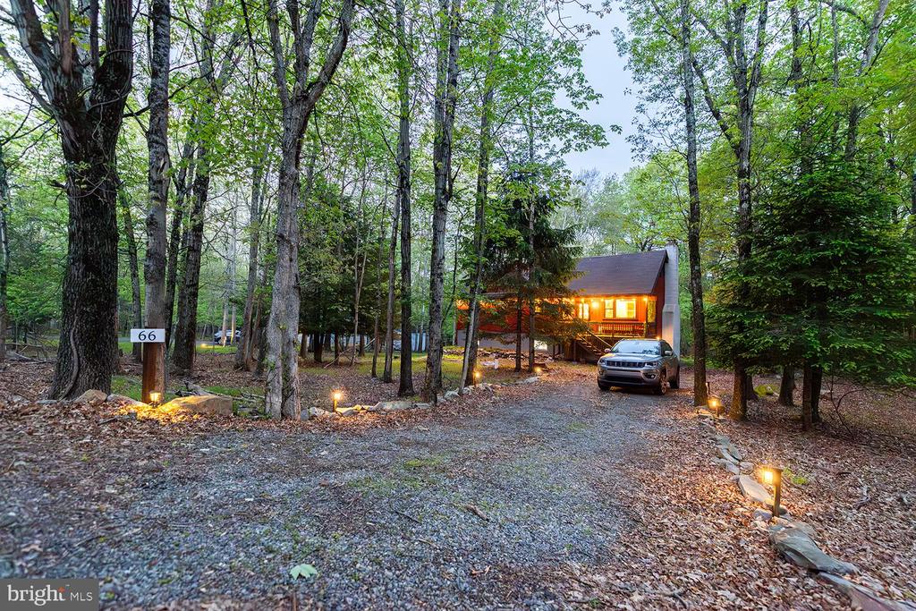 66 Hunter Ln