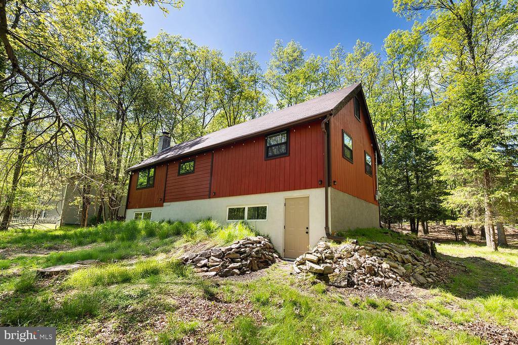 66 Hunter Ln