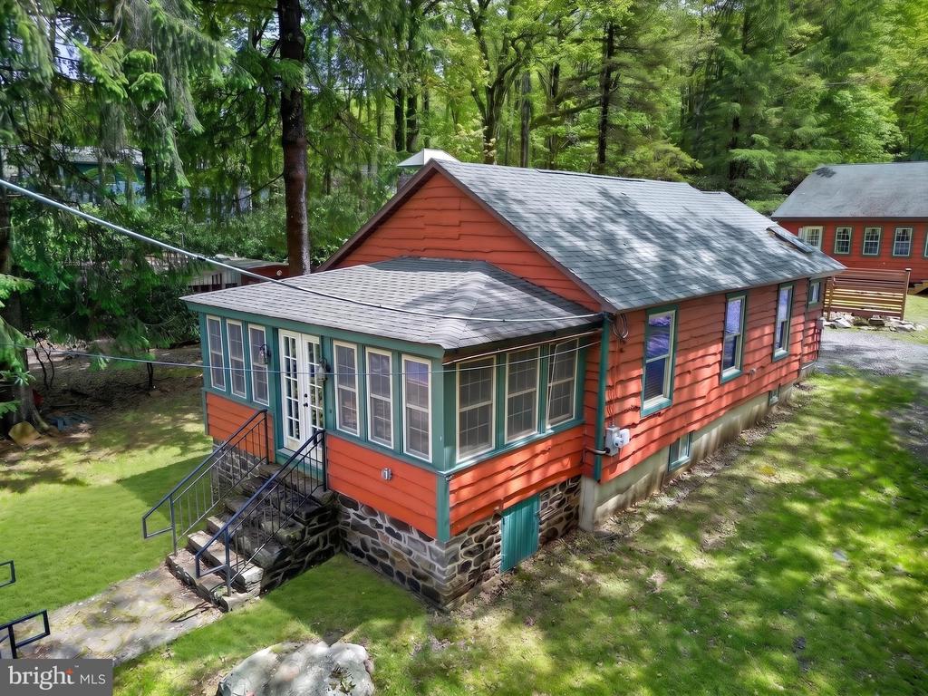 121 S LAKE DRIVE