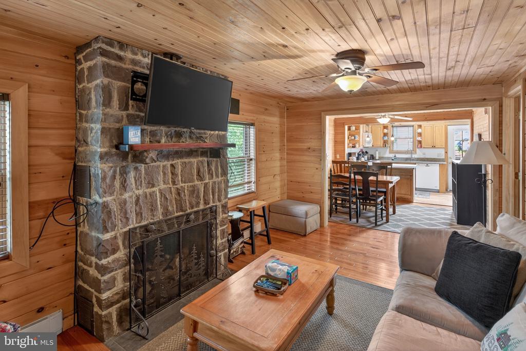 121 S LAKE DRIVE