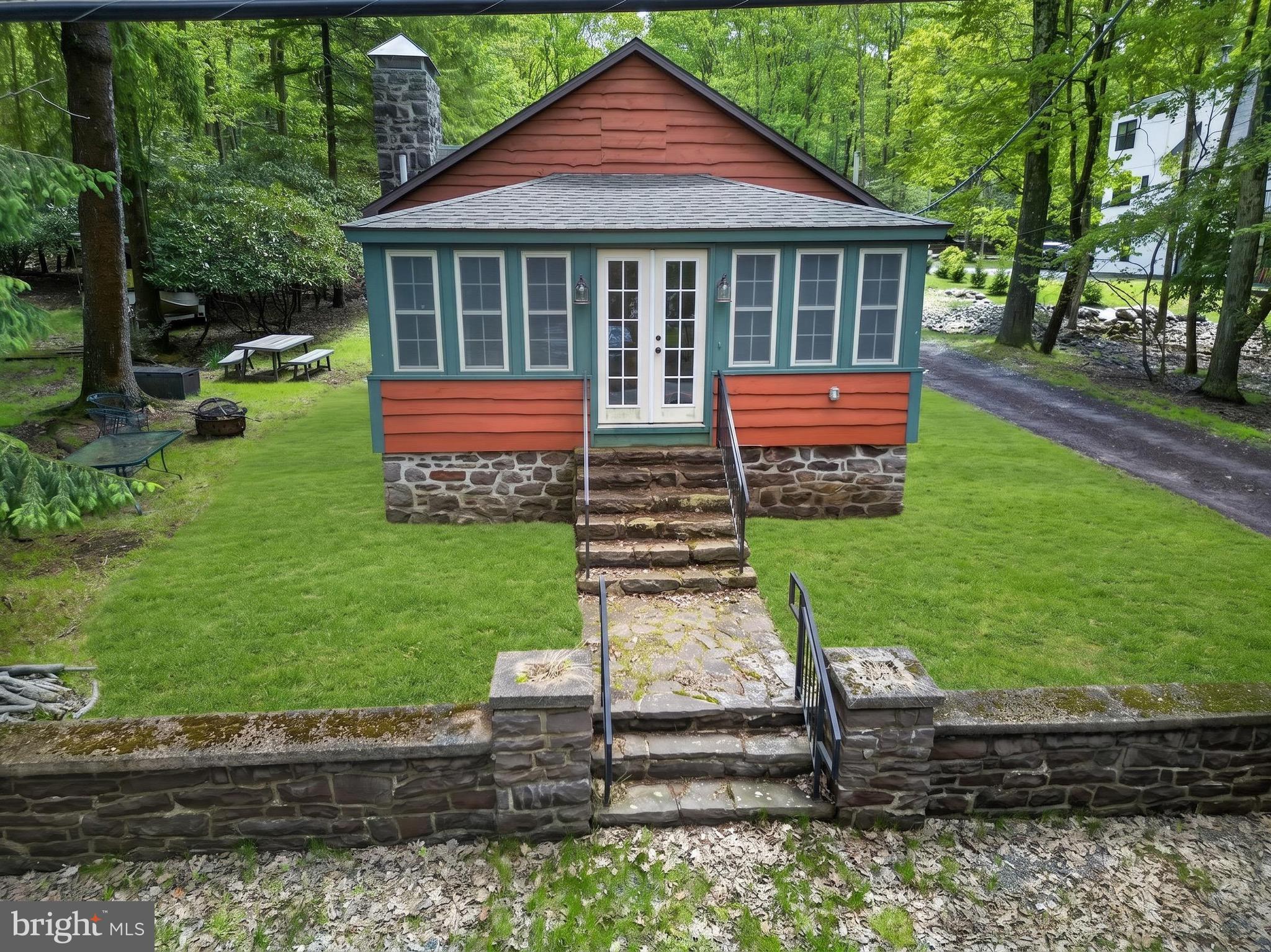 121 S LAKE DRIVE