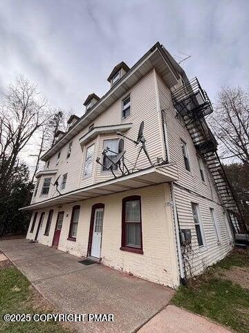 383 Old Route 940, 301