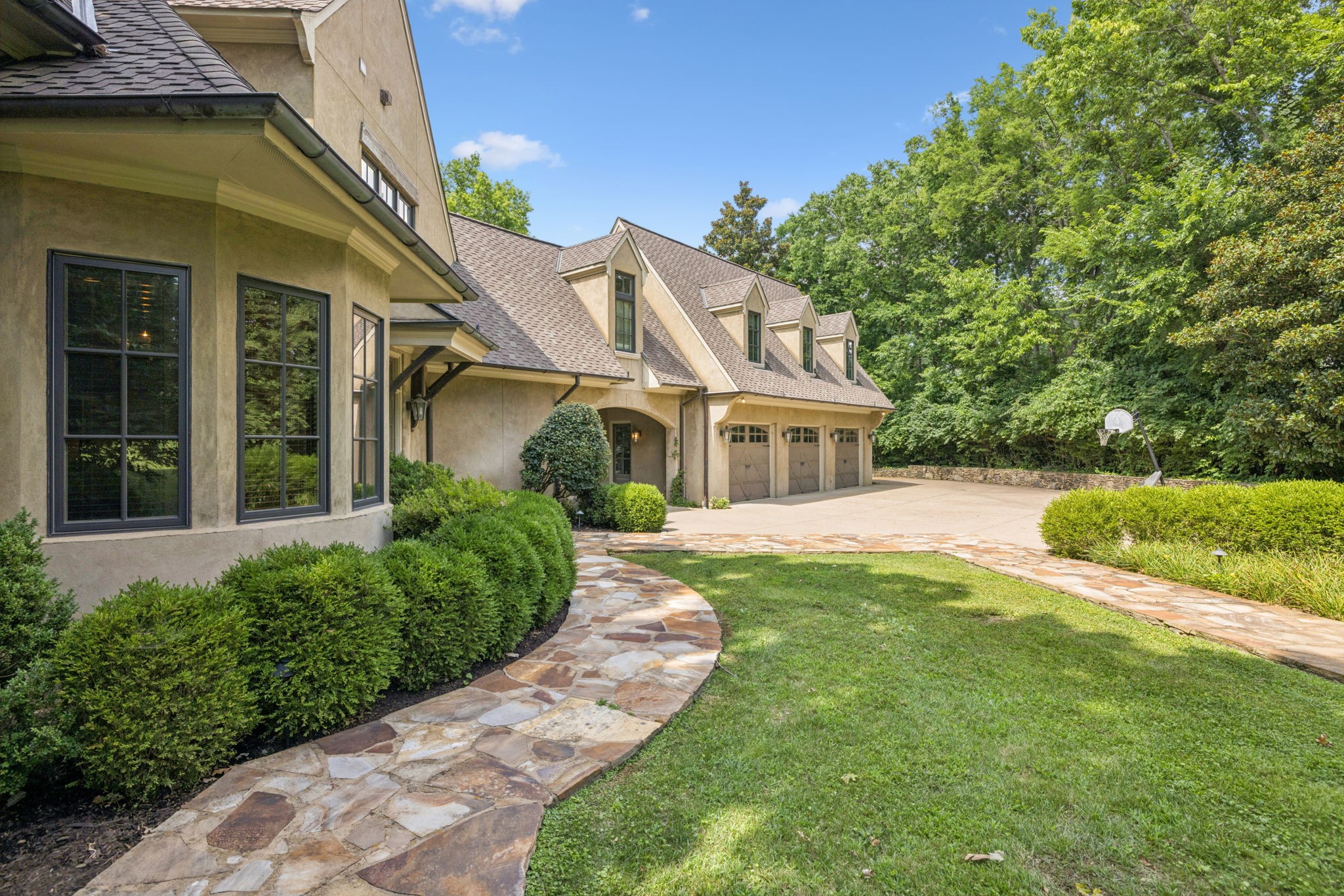 1011 Gateway Ln