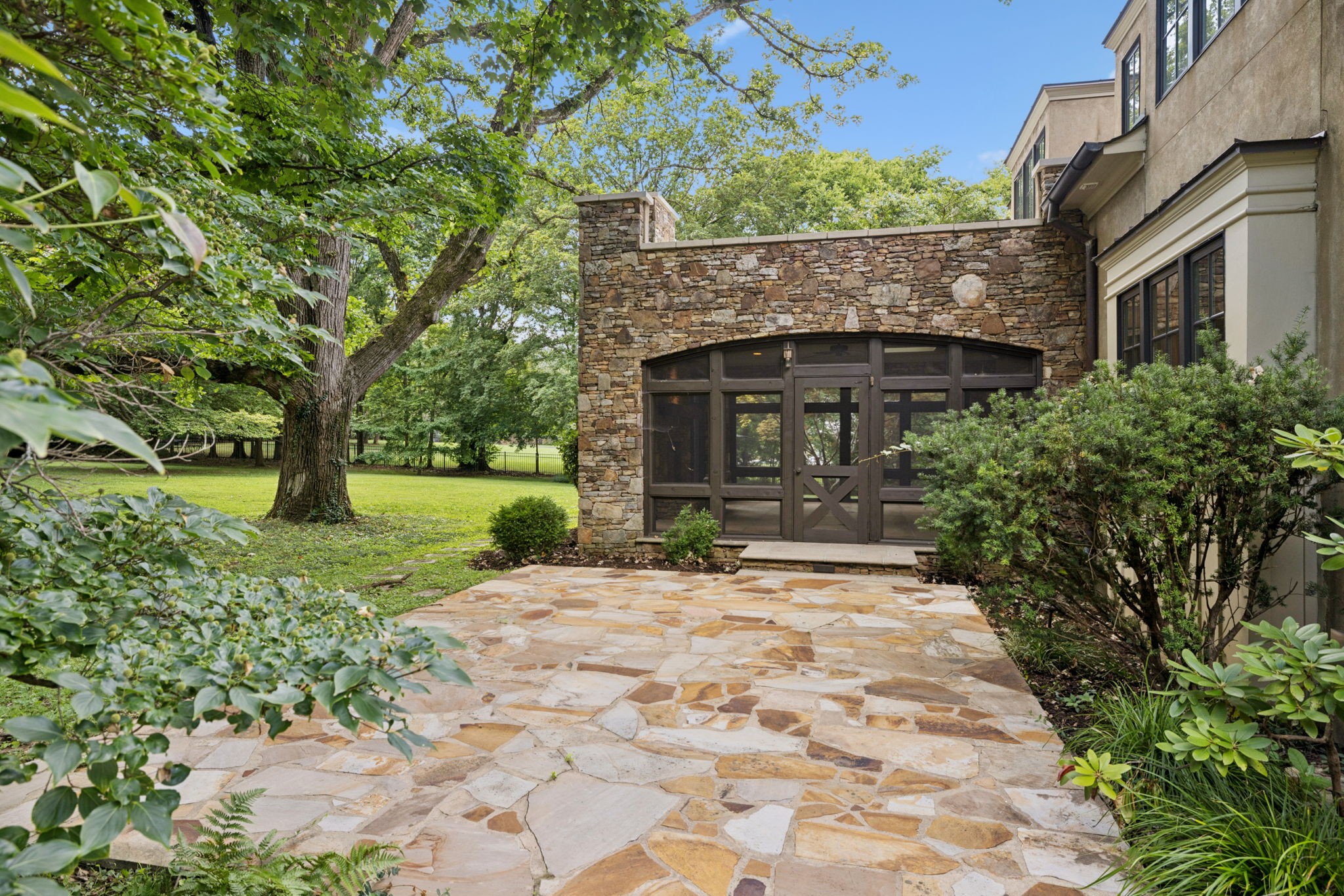 1011 Gateway Ln