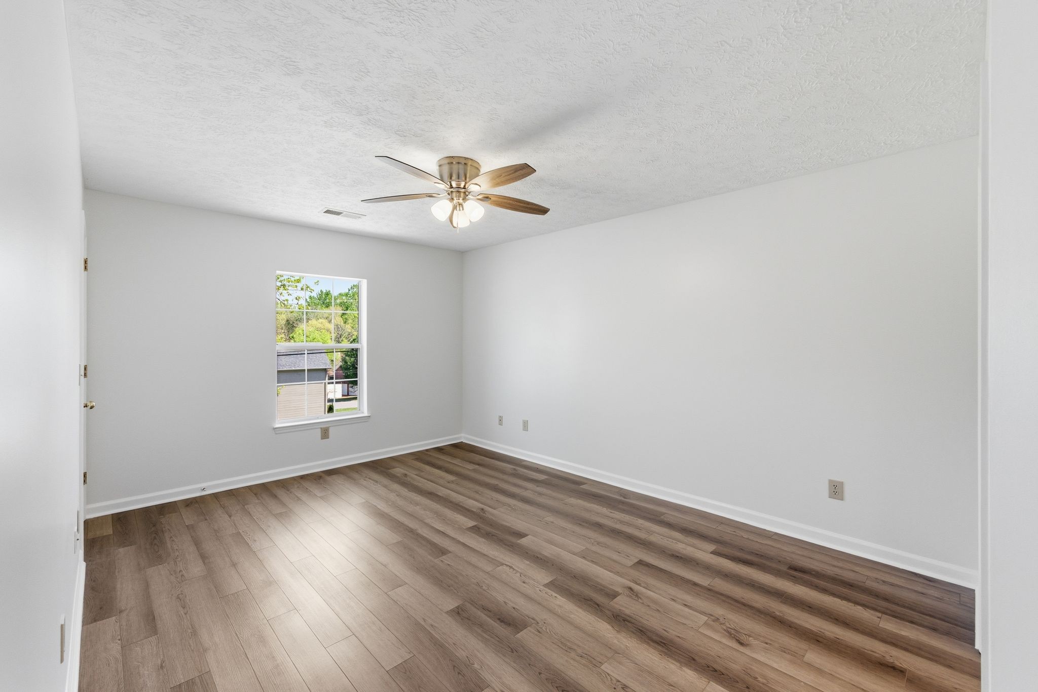 2711 Leesa Ann Ln
