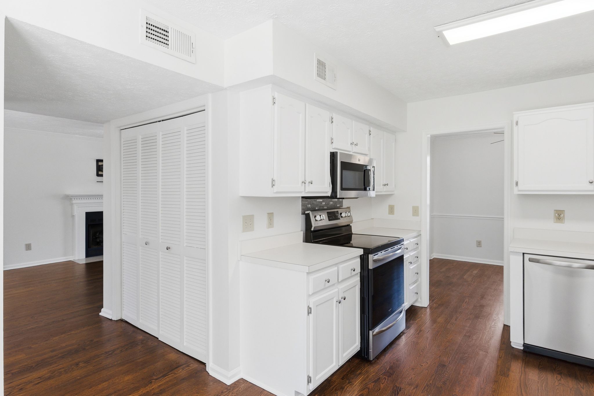 2711 Leesa Ann Ln