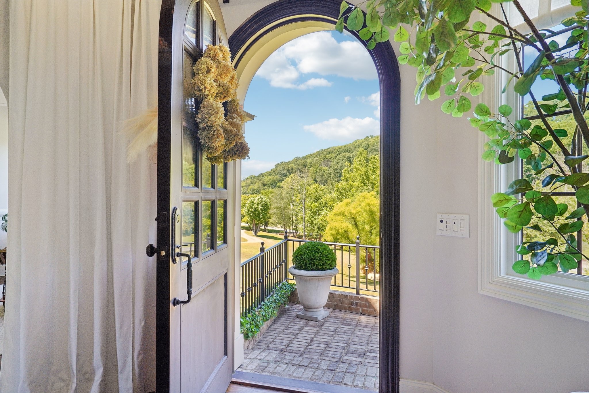 1060 Natchez Valley Ln