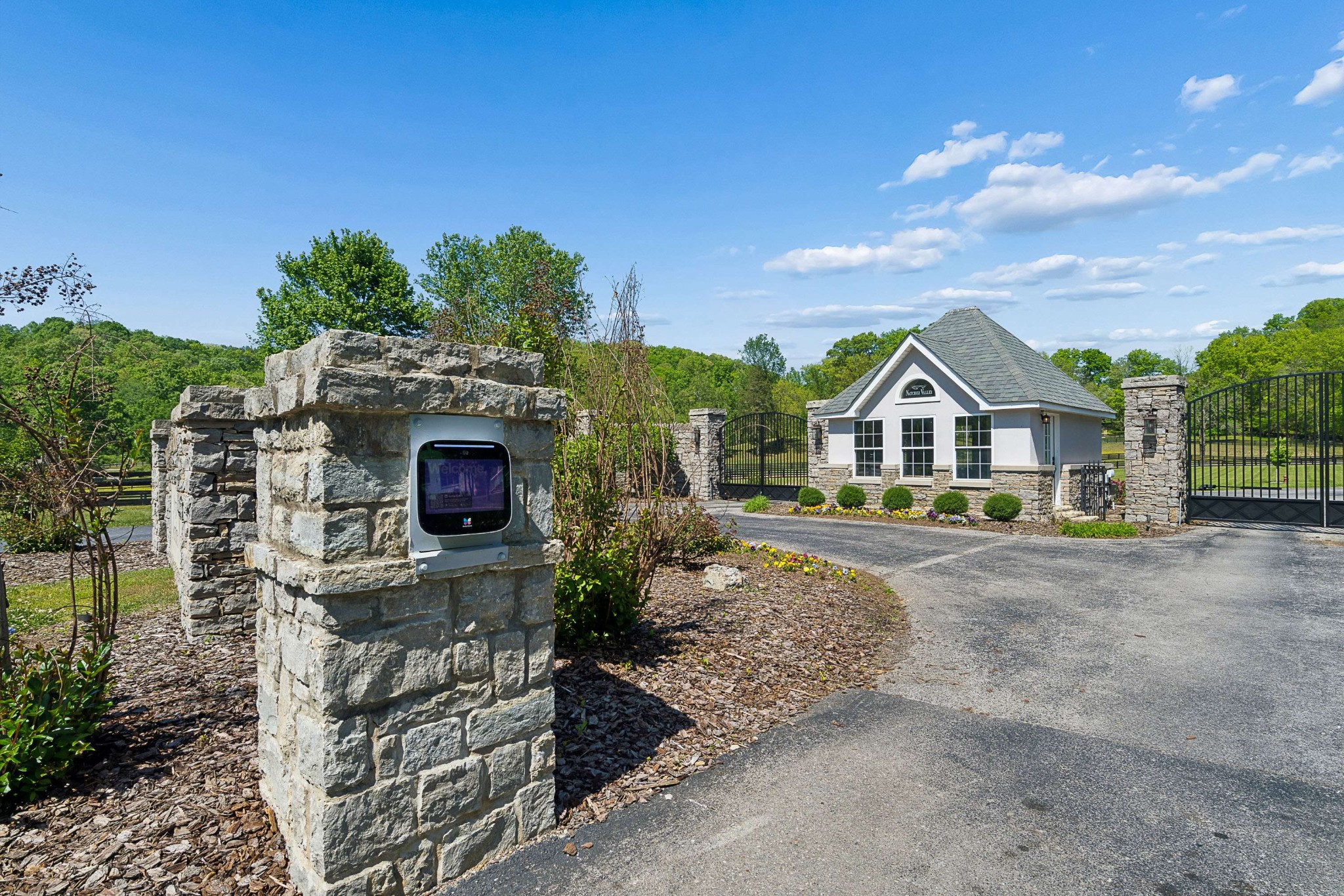 1060 Natchez Valley Ln