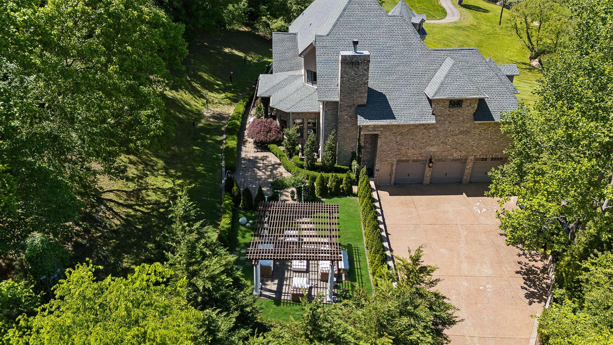 1060 Natchez Valley Ln
