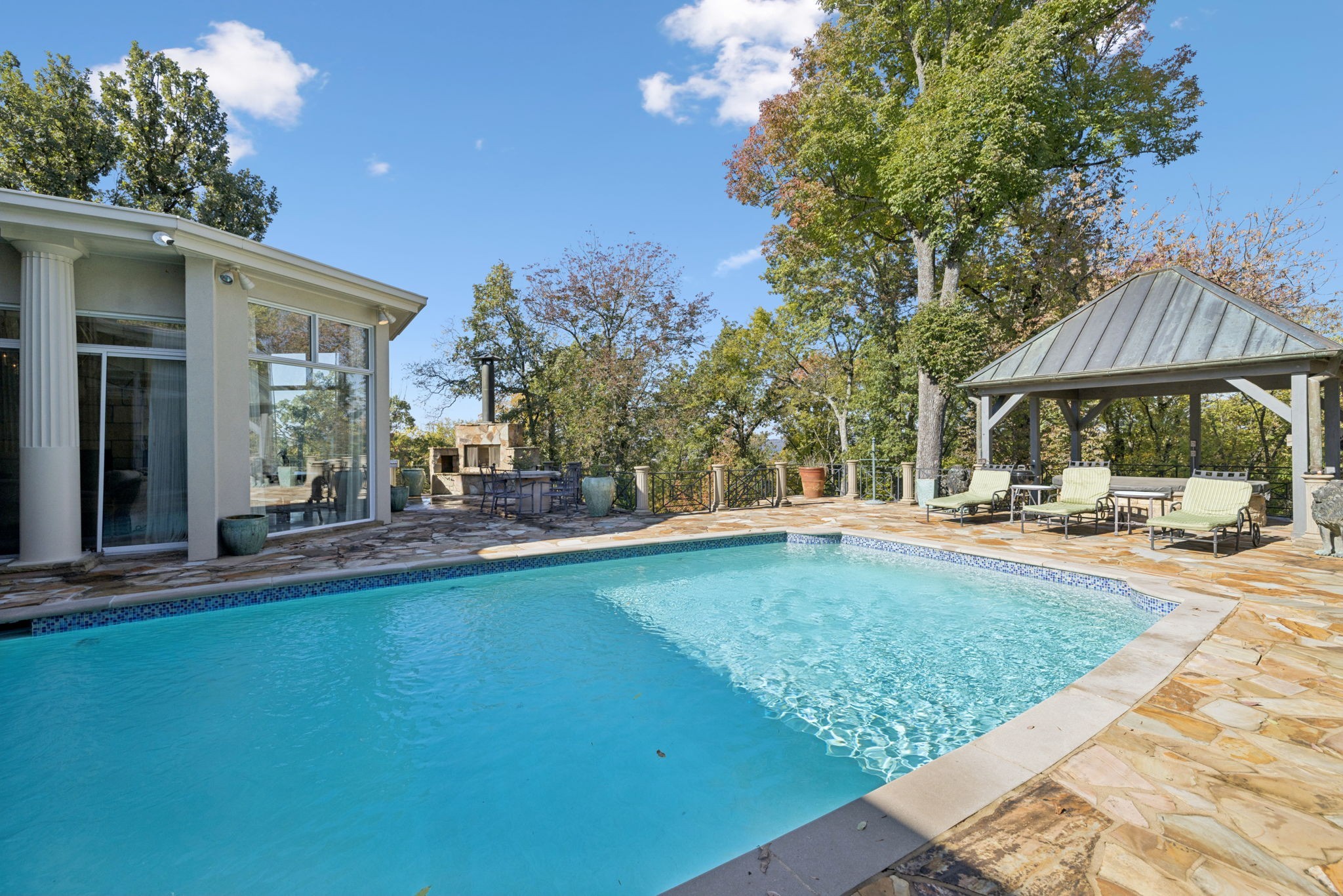515 Hillwood Blvd