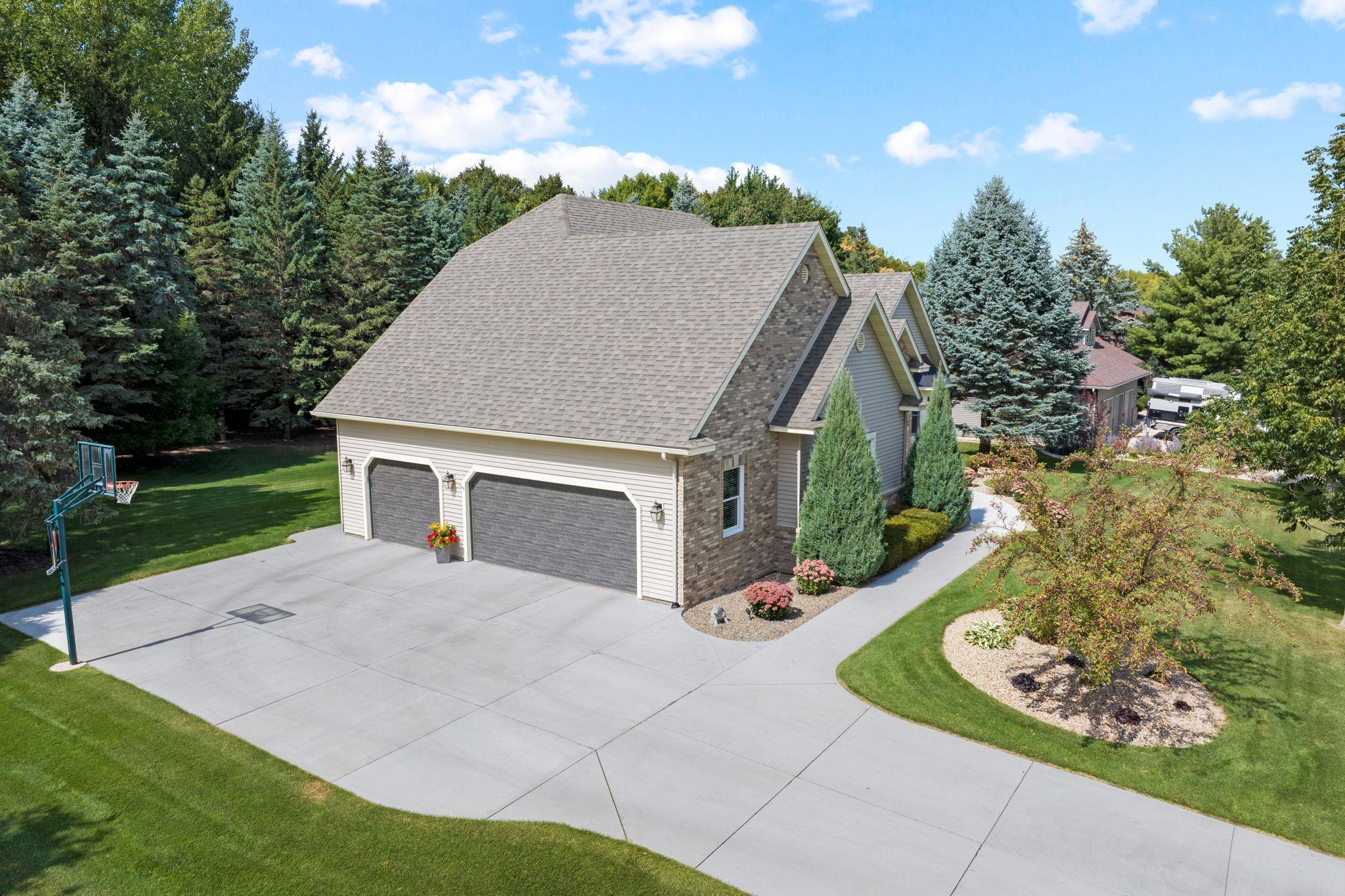 1910 Woodcrest Drive NE