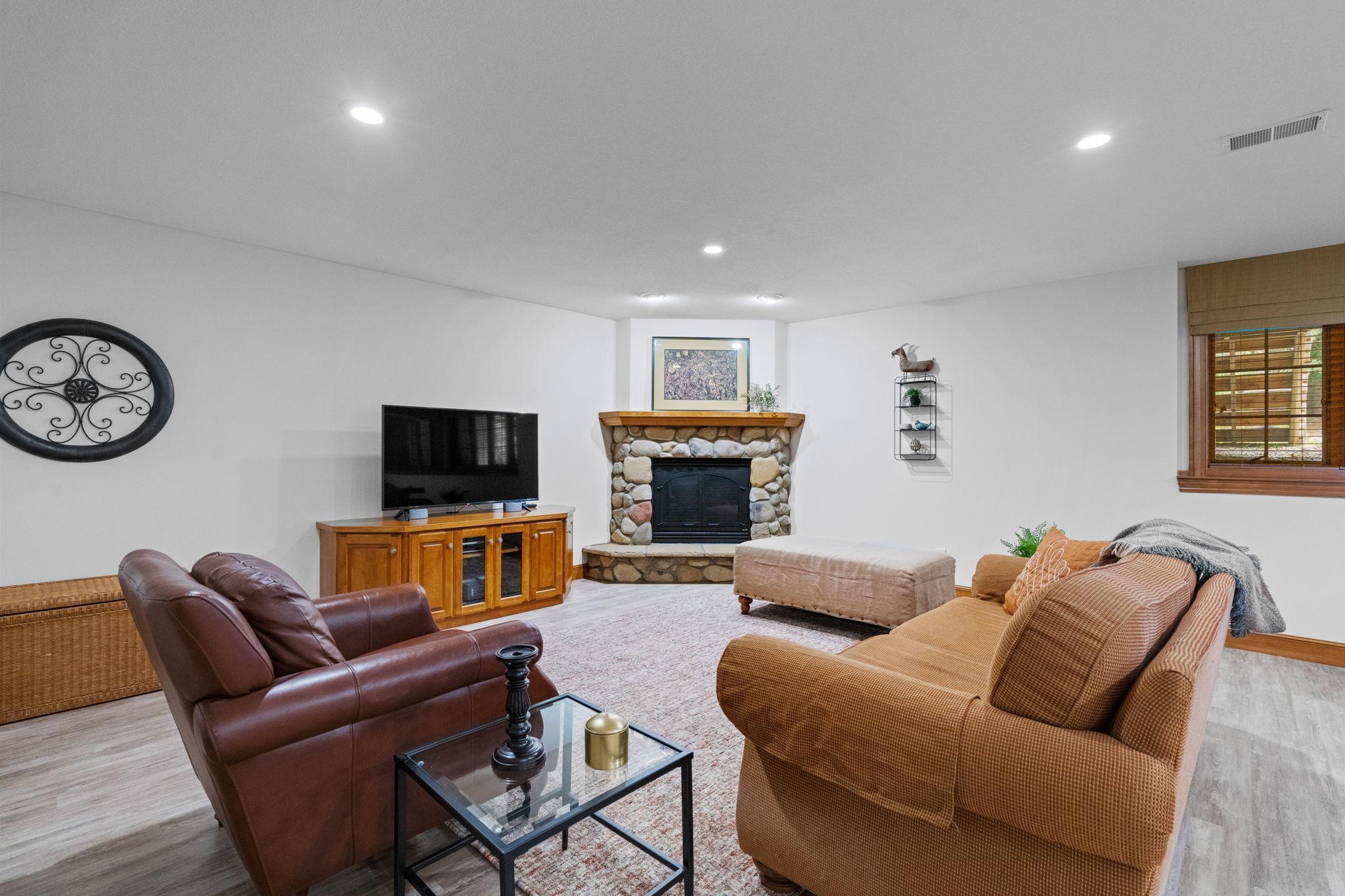 1910 Woodcrest Drive NE