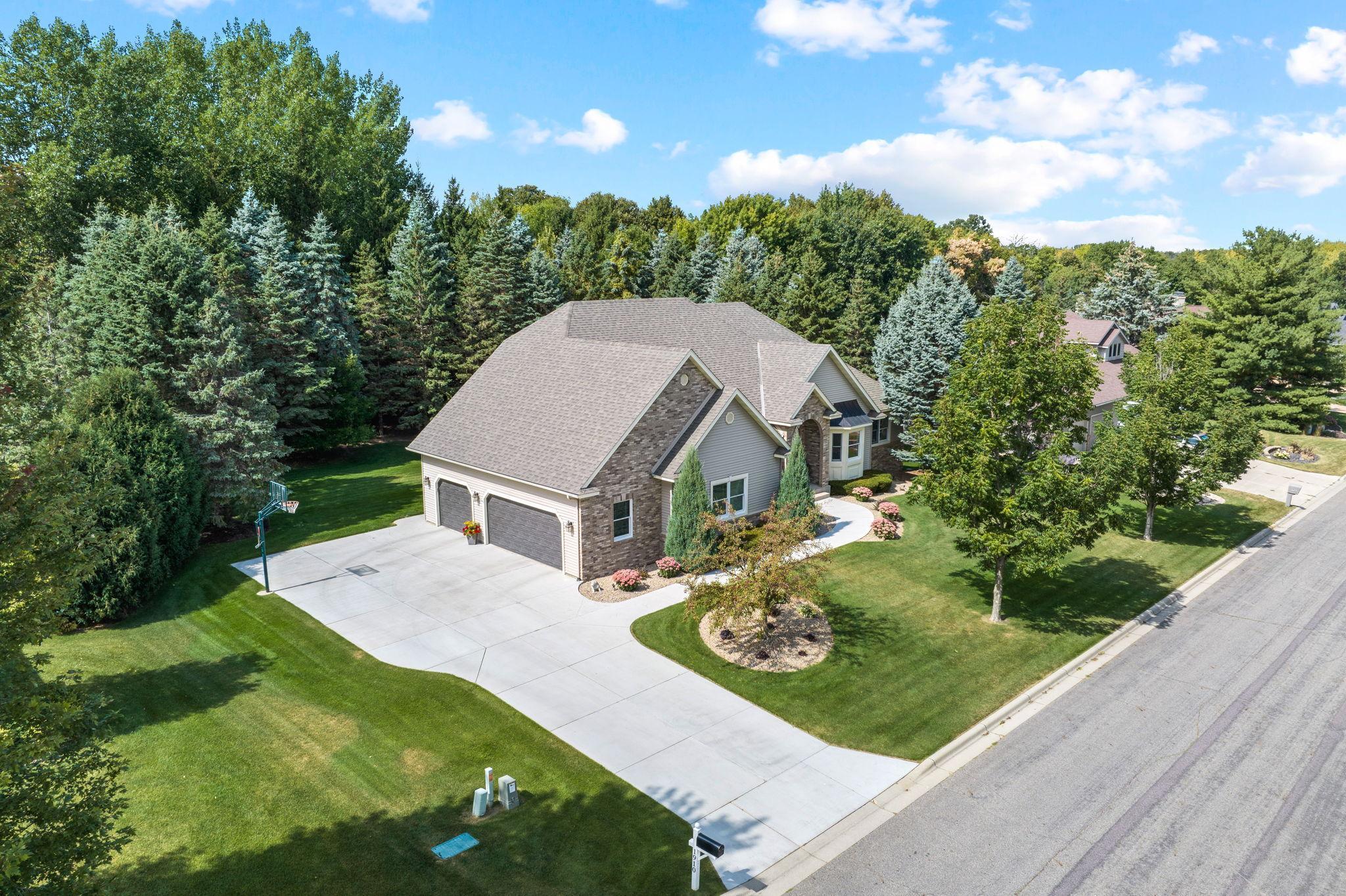 1910 Woodcrest Drive NE