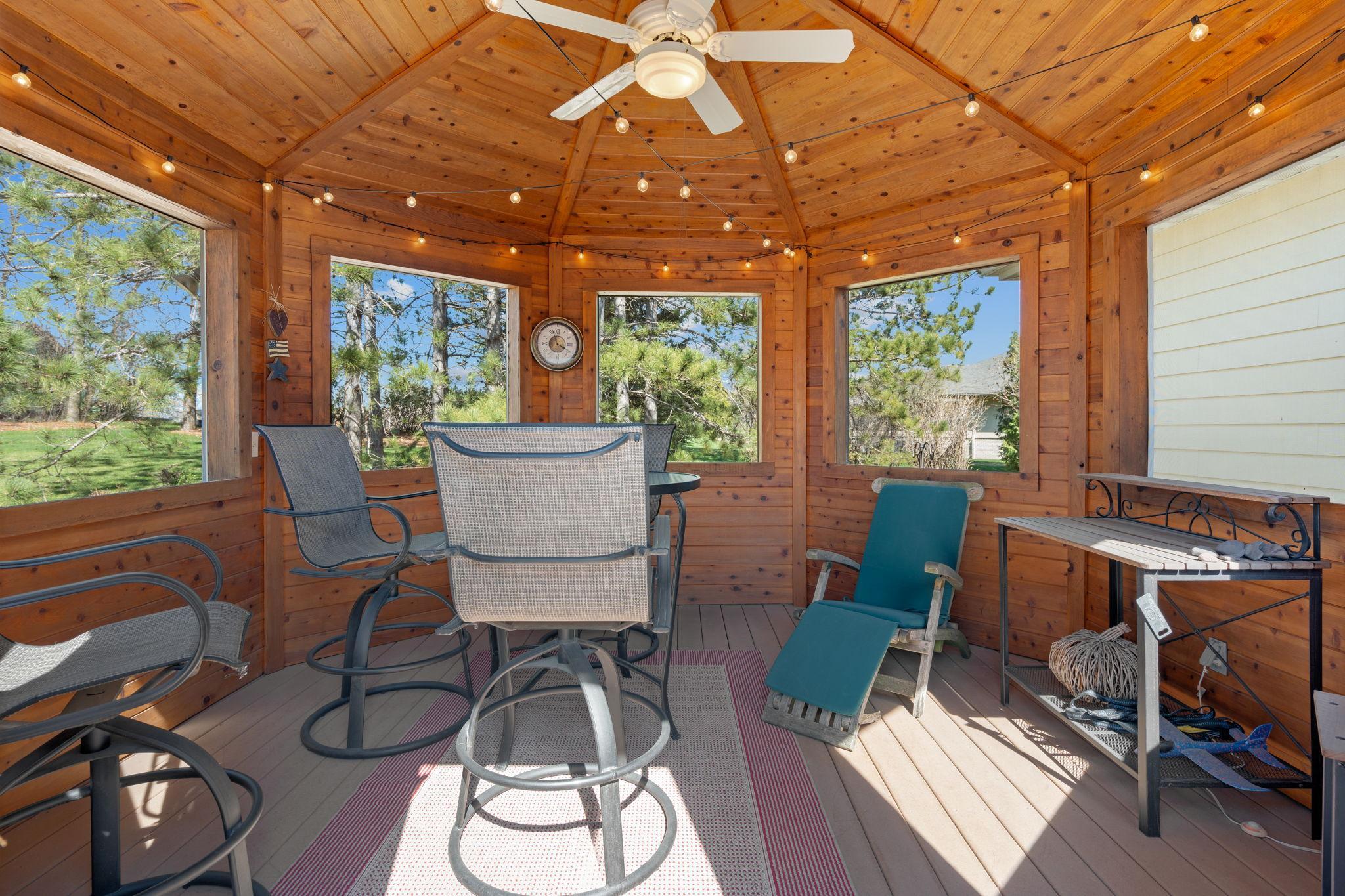 1958 Woodcrest Drive NE