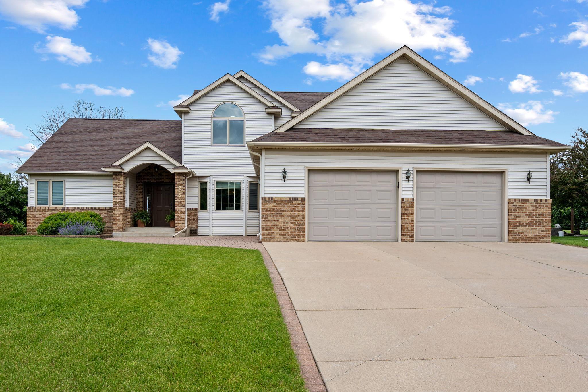 602 Greenhaven Lane NE