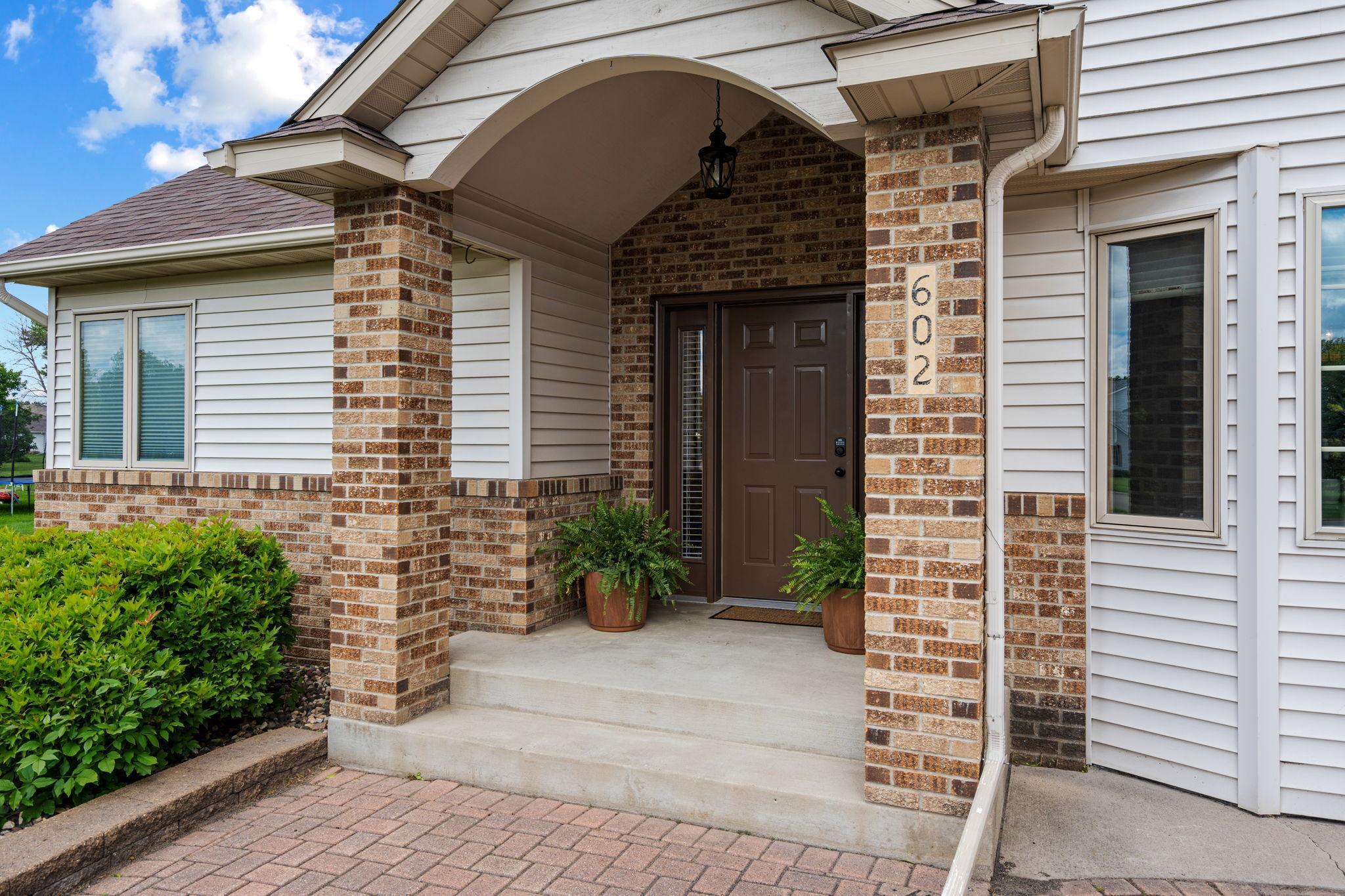 602 Greenhaven Lane NE