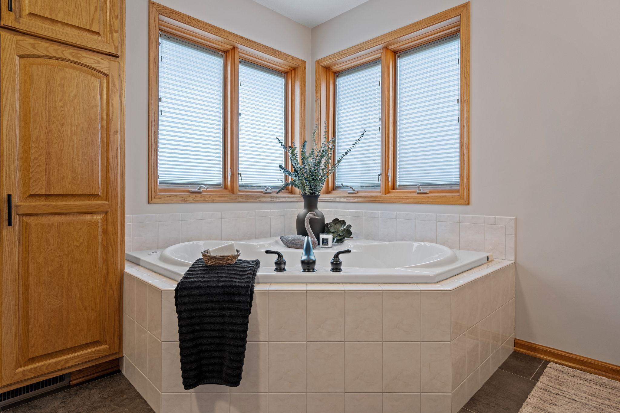 602 Greenhaven Lane NE