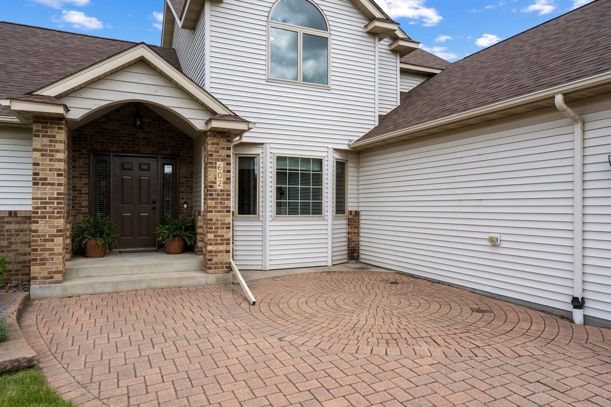 602 Greenhaven Lane NE