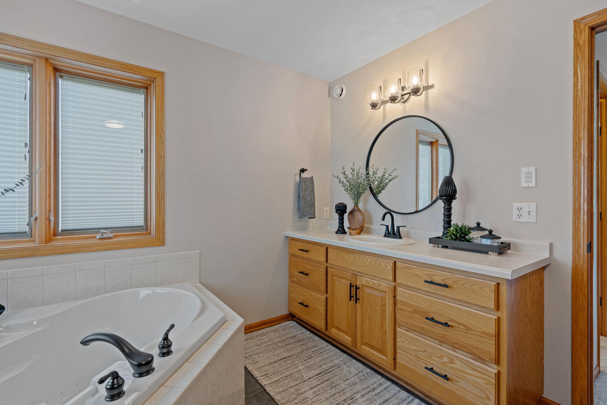 602 Greenhaven Lane NE