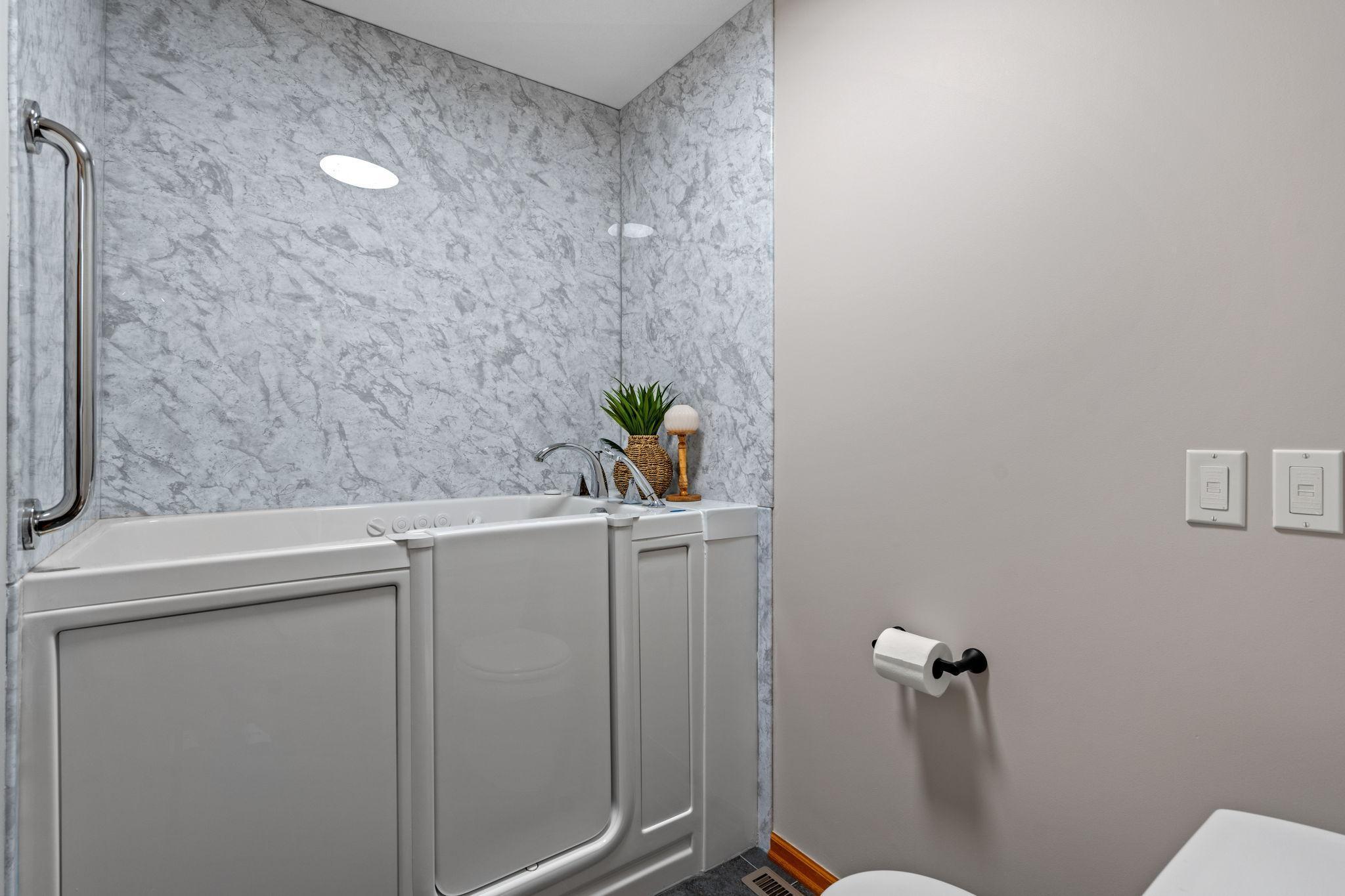 602 Greenhaven Lane NE