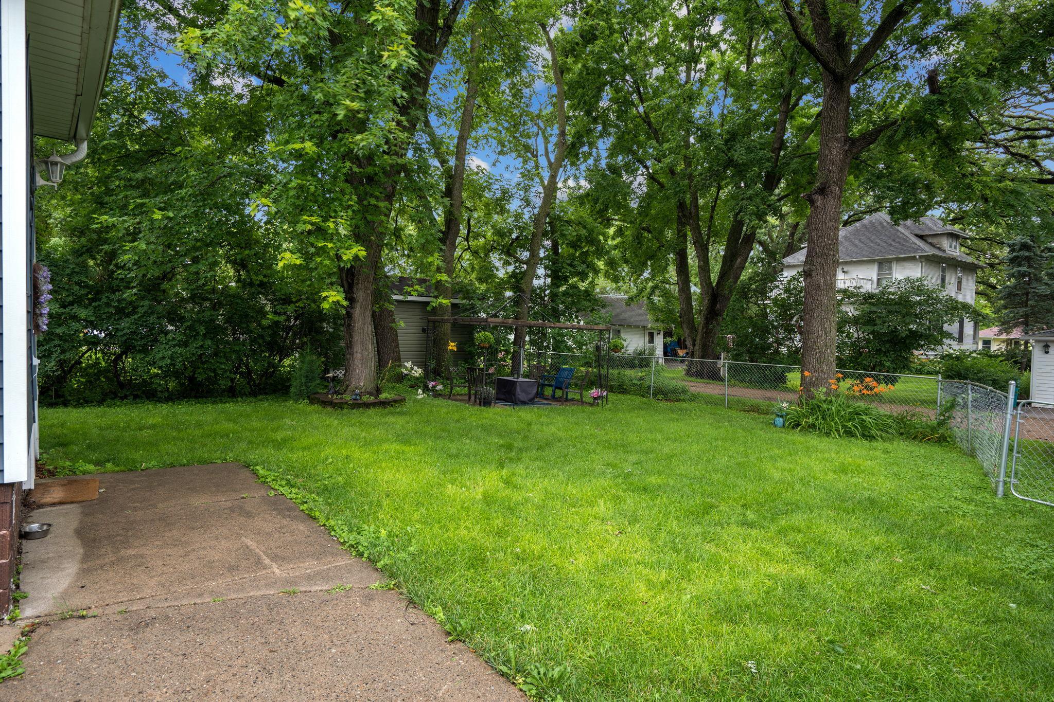 609 Elm Avenue E