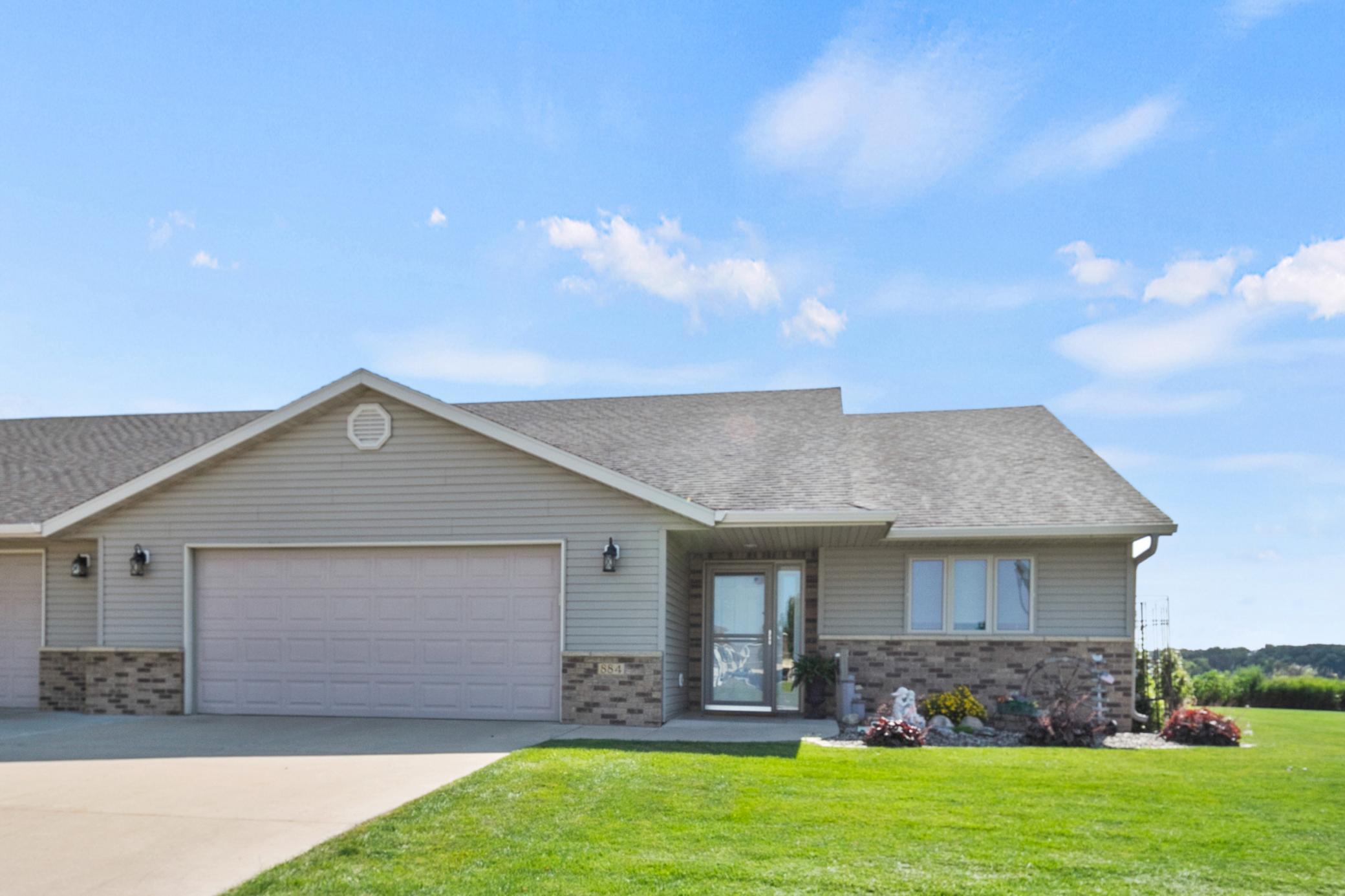 884 Escalade Lane SE