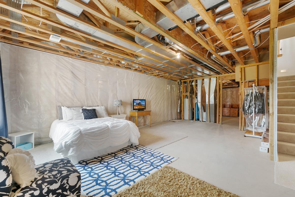 2877 Meadowview Lane NE