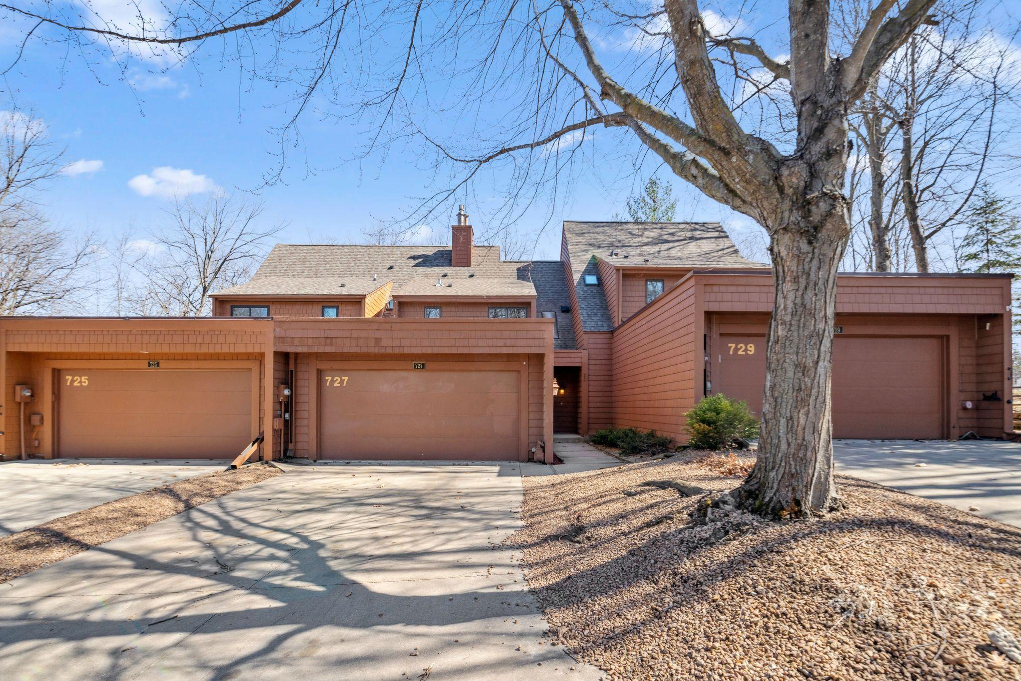 727 Woodhaven Court NE