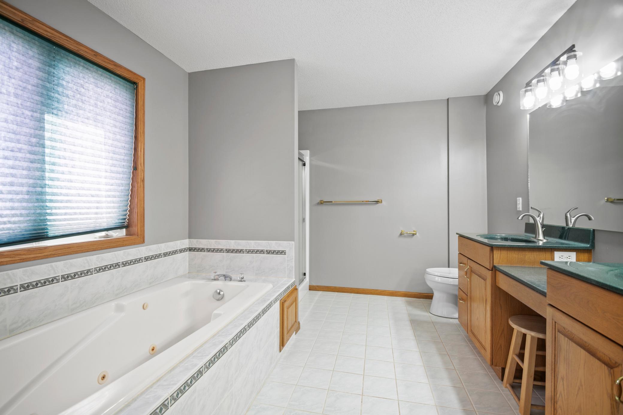 701 Greenhaven Lane NE